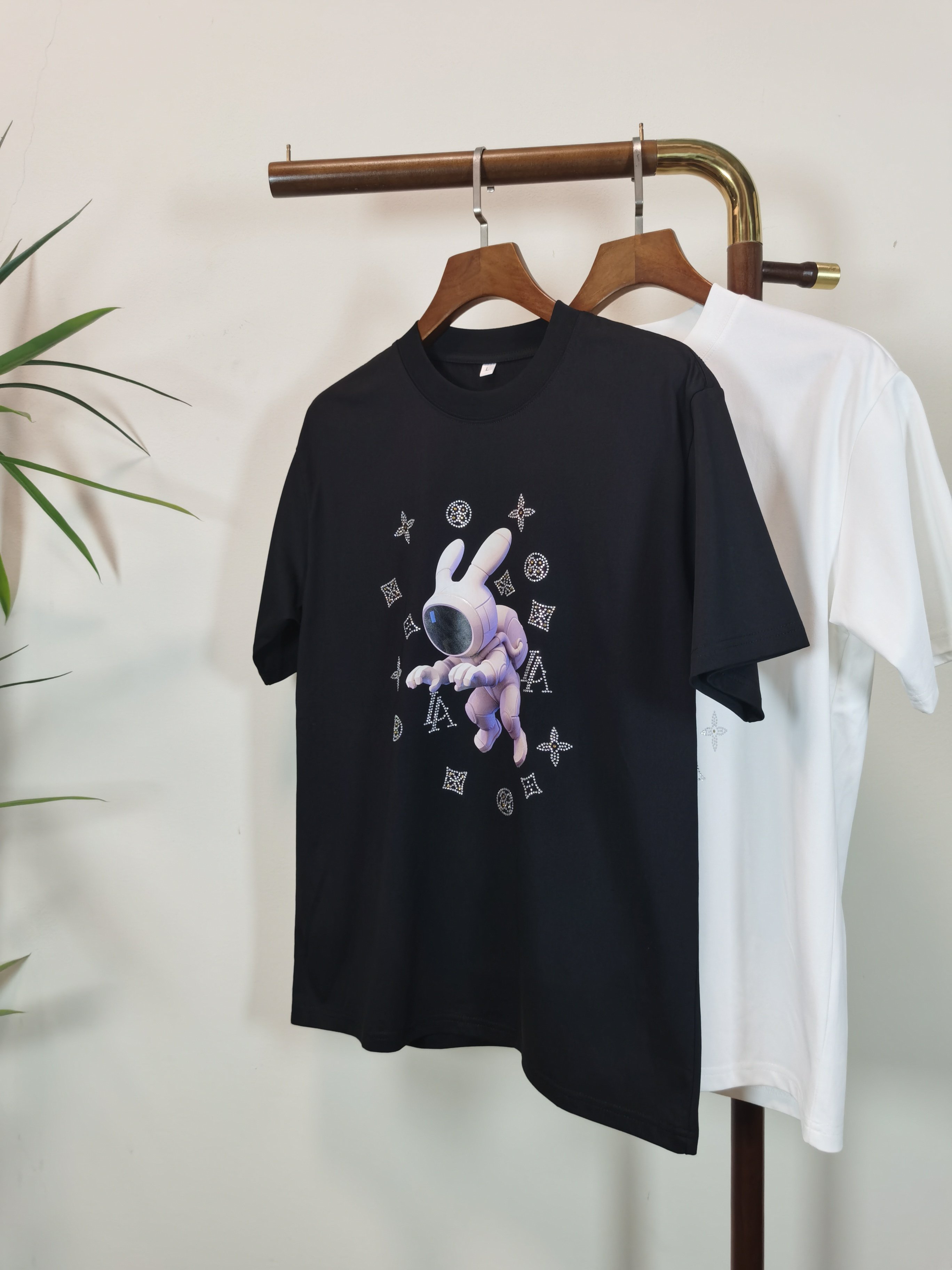 NO:514576,LV Louis Vuitton 2025 new round neck short-sleeved T-shirt high-end version!  Customized fabrics for counters are breathable and comfortable, with impeccable details, and the brand element design concept reflects high quality. The feel is delicate and soft!  It is casually cut, with a great upper body style!  Color black white Number M-4XL, louis vuitton,louis vuitton,t-shirt,tees,t-shirt,alexander wang19860909LV 路易威登 2025新款 圆领 短袖 T恤 高端版本！专柜定制面料 透气舒适度高,细节无可挑剔,品牌元素设计理念,体现高品质.手感细腻柔软！呈现休闲裁剪,上身版型超赞！ 颜色黑色 白色 码数M-4XL,,louis vuitton,louis vuitton,T-shirt,tees，t-shirt,alexander wang,Men's clothing