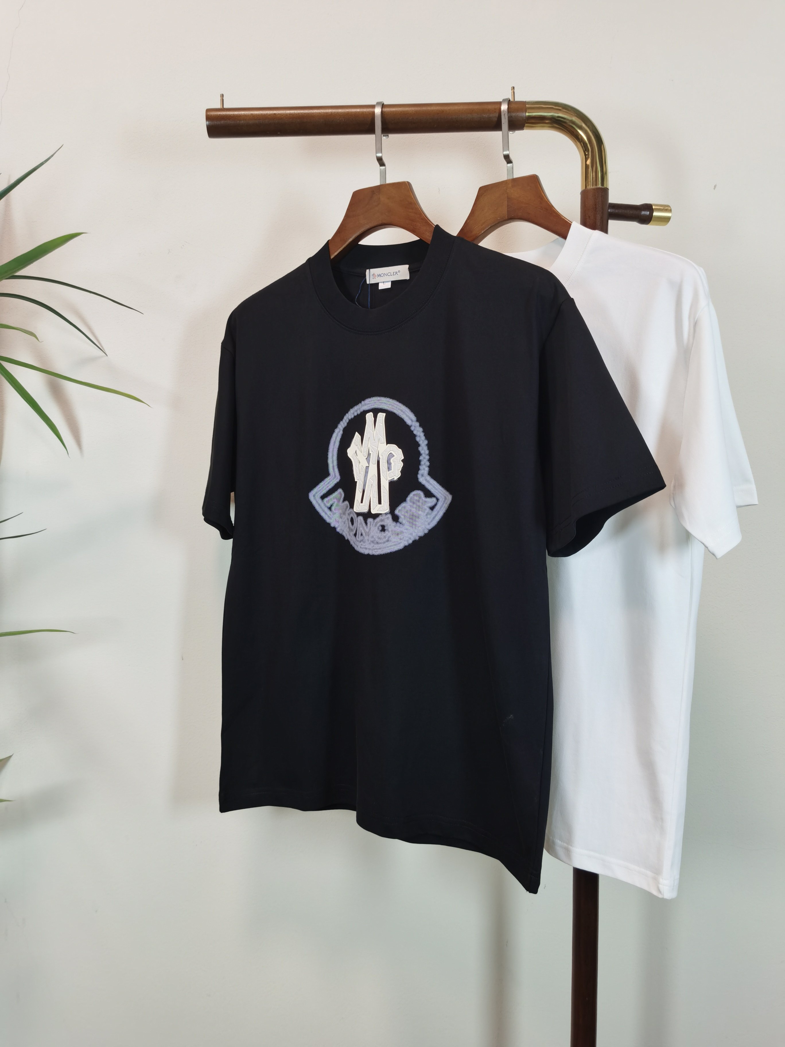 NO:514579,Mask MONCLER 2025 new round neck short-sleeved T-shirt high-end version!  Customized fabrics for counters are breathable and comfortable, with impeccable details, and the brand element design concept reflects high quality. The feel is delicate and soft!  It is casually cut, with a great upper body style!  Color black white Number M-4XL, Moncler, T-shirt,tees, t-shirt,alexander wang19860909蒙口 MONCLER 2025新款 圆领 短袖 T恤 高端版本！专柜定制面料 透气舒适度高,细节无可挑剔,品牌元素设计理念,体现高品质.手感细腻柔软！呈现休闲裁剪,上身版型超赞！ 颜色黑色 白色 码数M-4XL,,Moncler,T-shirt,tees，t-shirt,alexander wang,Men's clothing