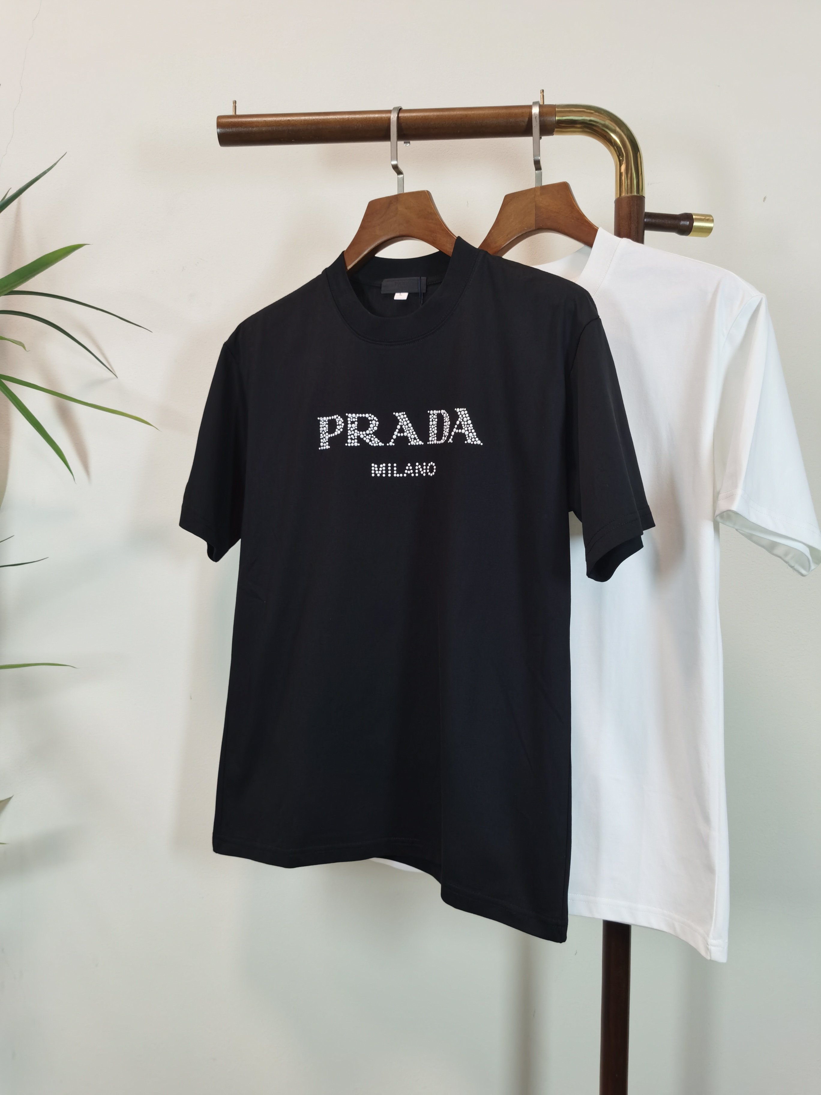 NO:514582,PRADA 2025 new round neck short-sleeved T-shirt high-end version!  Customized fabrics for counters are breathable and comfortable, with impeccable details, and the brand element design concept reflects high quality. The feel is delicate and soft!  It is casually cut, with a great upper body style!  Color black white Number M-4XL, prada, prada, T-shirt,tees, t-shirt,alexander wang19860909PRADA 普拉达 2025新款 圆领 短袖 T恤 高端版本！专柜定制面料 透气舒适度高,细节无可挑剔,品牌元素设计理念,体现高品质.手感细腻柔软！呈现休闲裁剪,上身版型超赞！ 颜色黑色 白色 码数M-4XL,,prada,prada,T-shirt,tees，t-shirt,alexander wang,Men's clothing