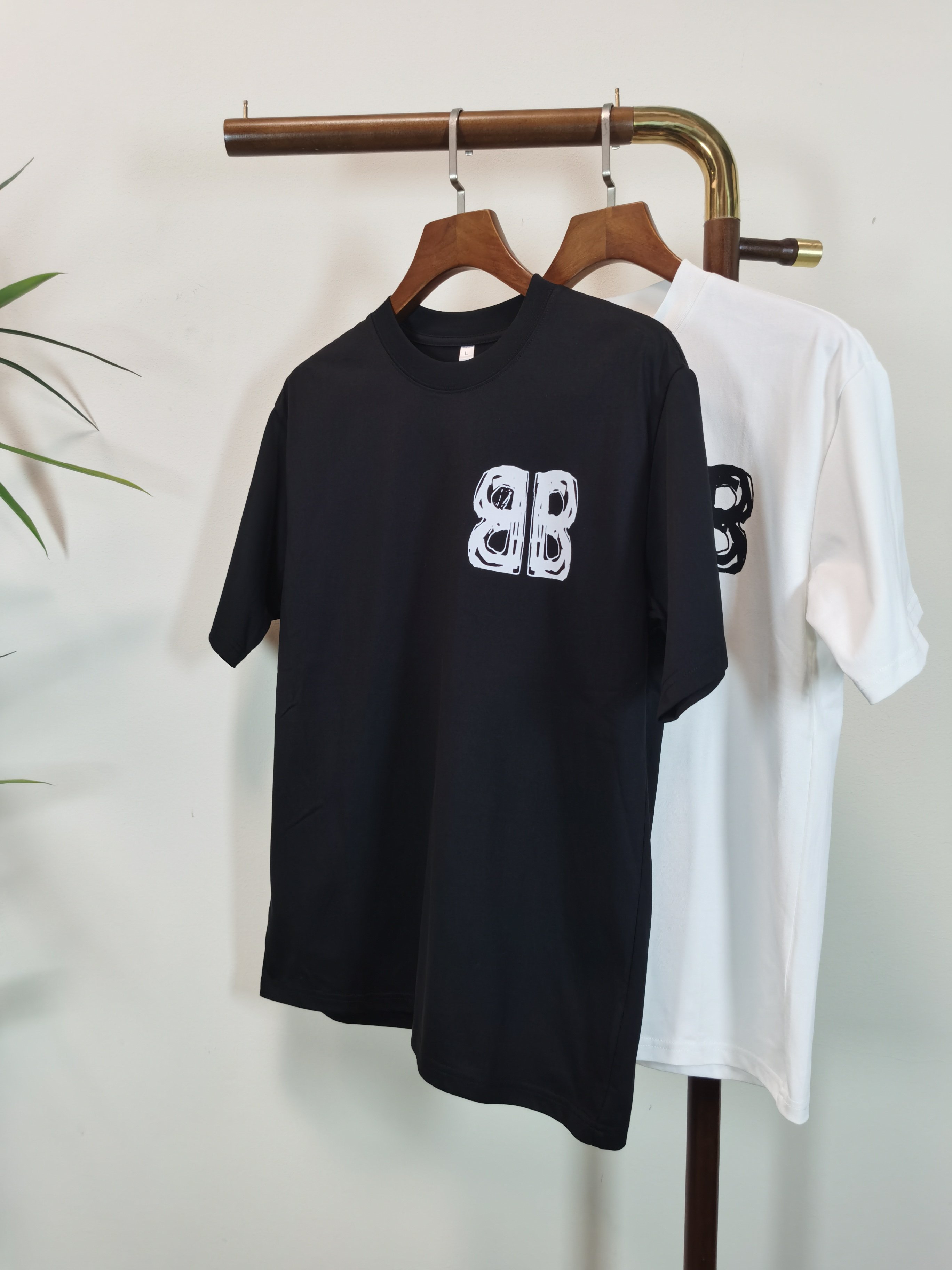 NO:514559,BALENCIAGA 2025 new round neck short-sleeved T-shirt high-end version!  Customized fabrics for counters are breathable and comfortable, with impeccable details, and the brand element design concept reflects high quality. The feel is delicate and soft!  It is casually cut, with a great upper body style!  Color black white Number M-4XL, balenciaga, balenciaga, T-shirt,tees, t-shirt,alexander wang19860909BALENCIAGA 巴黎世家 2025新款 圆领 短袖 T恤 高端版本！专柜定制面料 透气舒适度高,细节无可挑剔,品牌元素设计理念,体现高品质.手感细腻柔软！呈现休闲裁剪,上身版型超赞！ 颜色黑色 白色 码数M-4XL,,balenciaga,balenciaga,T-shirt,tees，t-shirt,alexander wang,Men's clothing