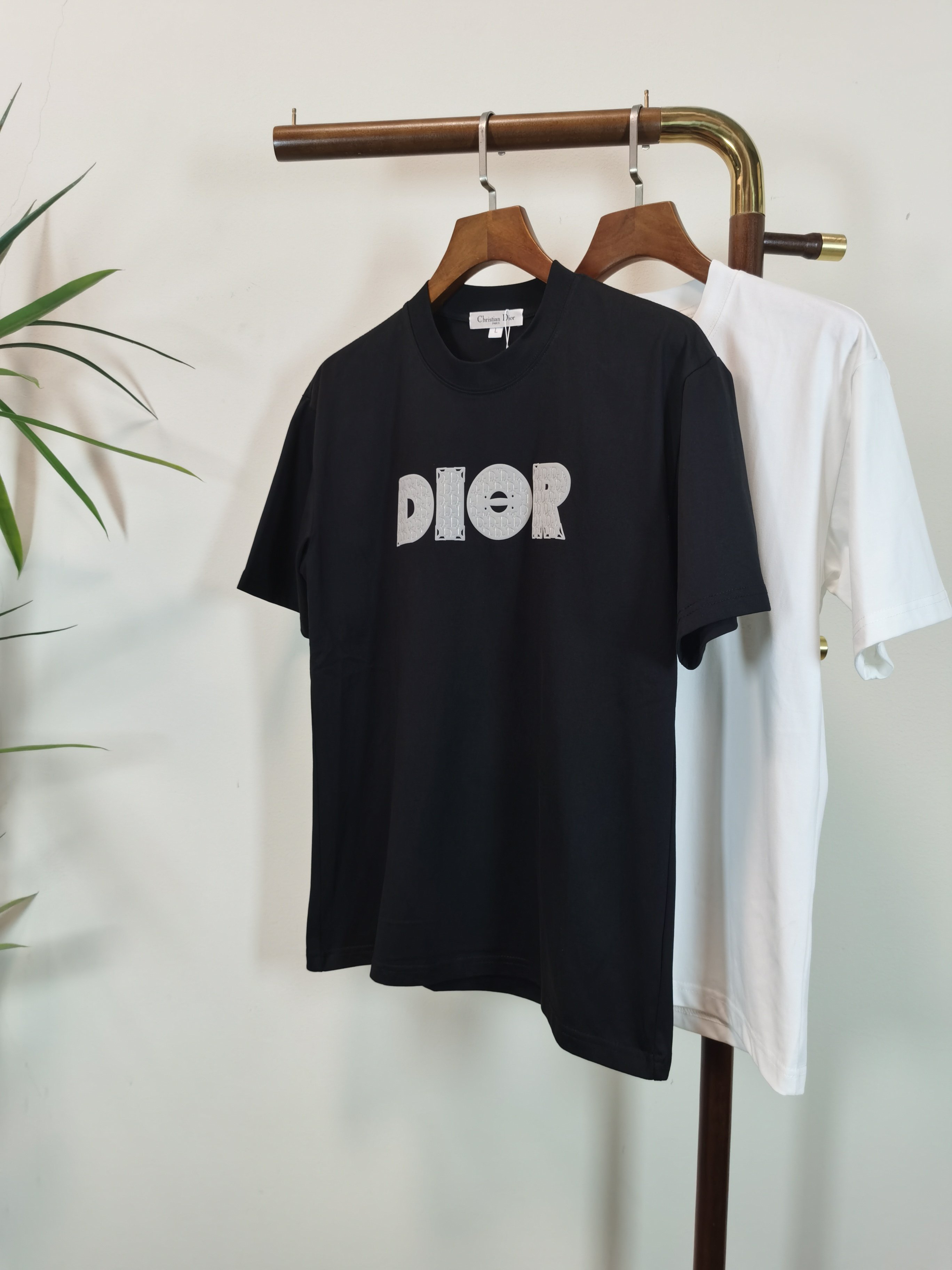 NO:514562,DIOR 2025 new round neck short-sleeved T-shirt high-end version!  Customized fabrics for counters are breathable and comfortable, with impeccable details, and the brand element design concept reflects high quality. The feel is delicate and soft!  It is casually cut, with a great upper body style!  Color black white Number M-4XL,,dior,dior,T-shirt,tees,t-shirt,alexander wang19860909DIOR 迪奥 2025新款 圆领 短袖 T恤 高端版本！专柜定制面料 透气舒适度高,细节无可挑剔,品牌元素设计理念,体现高品质.手感细腻柔软！呈现休闲裁剪,上身版型超赞！ 颜色黑色 白色 码数M-4XL,,dior,dior,T-shirt,tees，t-shirt,alexander wang,Men's clothing