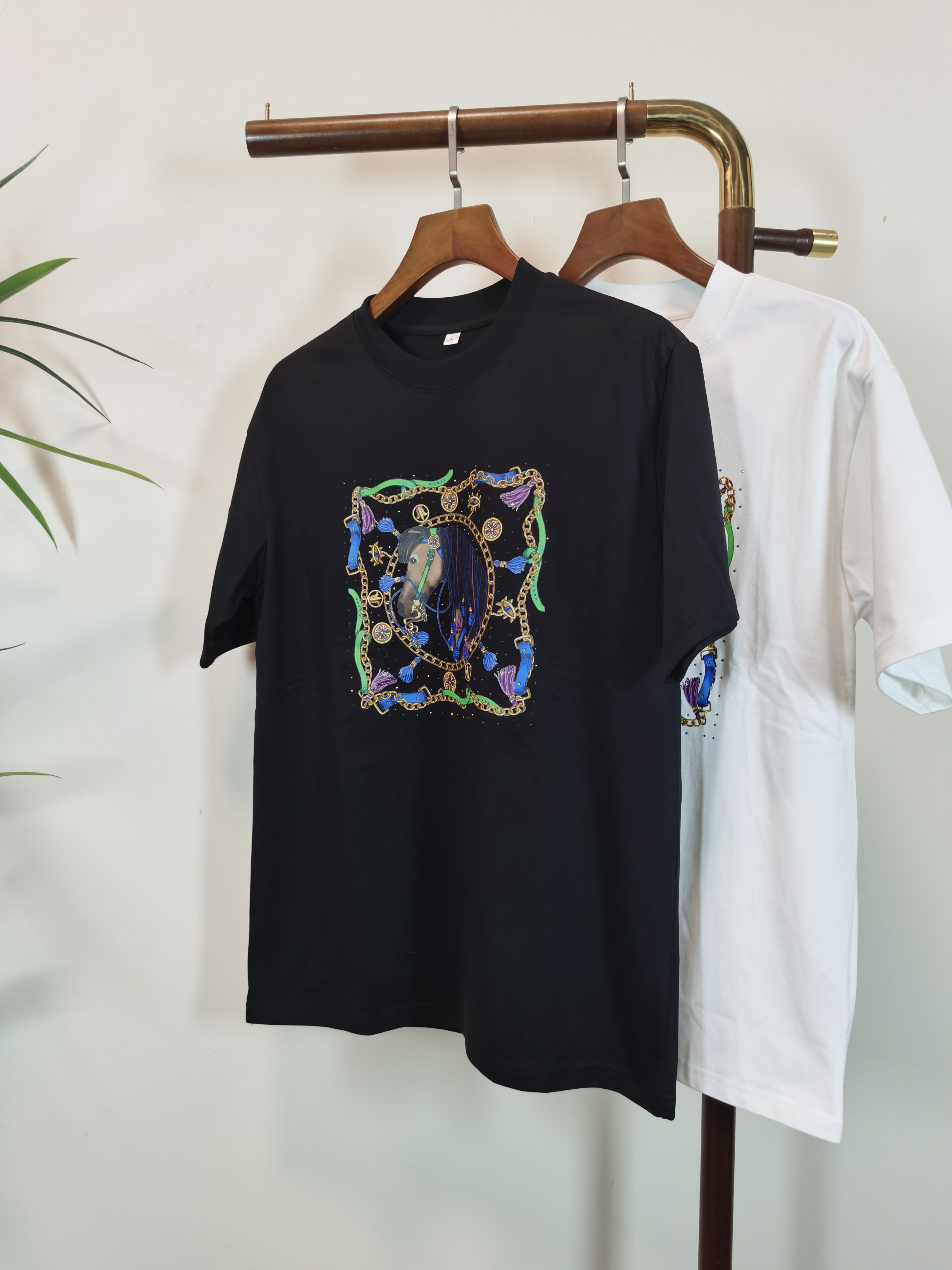 NO:514568,HE Hermes 2025 new round neck short-sleeved T-shirt high-end version!  Customized fabrics for counters are breathable and comfortable, with impeccable details, and the brand element design concept reflects high quality. The feel is delicate and soft!  It is casually cut, with a great upper body style!  Color black white Number M-4XL, hermes, T-shirt,tees, t-shirt,alexander wang19860909HE 爱马仕 2025新款 圆领 短袖 T恤 高端版本！专柜定制面料 透气舒适度高,细节无可挑剔,品牌元素设计理念,体现高品质.手感细腻柔软！呈现休闲裁剪,上身版型超赞！ 颜色黑色 白色 码数M-4XL,,hermes,T-shirt,tees，t-shirt,alexander wang,Men's clothing