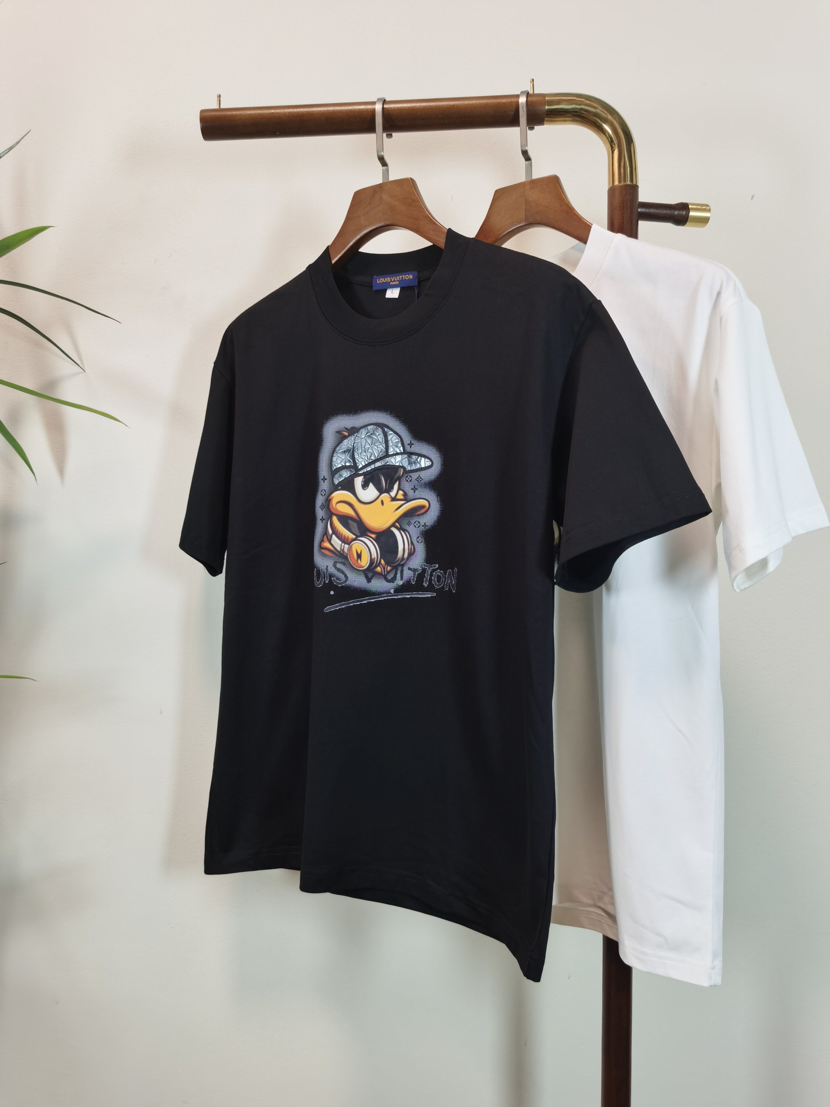 NO:514565,LV Louis Vuitton 2025 new round neck short-sleeved T-shirt high-end version!  Customized fabrics for counters are breathable and comfortable, with impeccable details, and the brand element design concept reflects high quality. The feel is delicate and soft!  It is casually cut, with a great upper body style!  Color black white Number M-4XL, louis vuitton,louis vuitton,t-shirt,tees,t-shirt,alexander wang19860909LV 路易威登 2025新款 圆领 短袖 T恤 高端版本！专柜定制面料 透气舒适度高,细节无可挑剔,品牌元素设计理念,体现高品质.手感细腻柔软！呈现休闲裁剪,上身版型超赞！ 颜色黑色 白色 码数M-4XL,,louis vuitton,louis vuitton,T-shirt,tees，t-shirt,alexander wang,Men's clothing