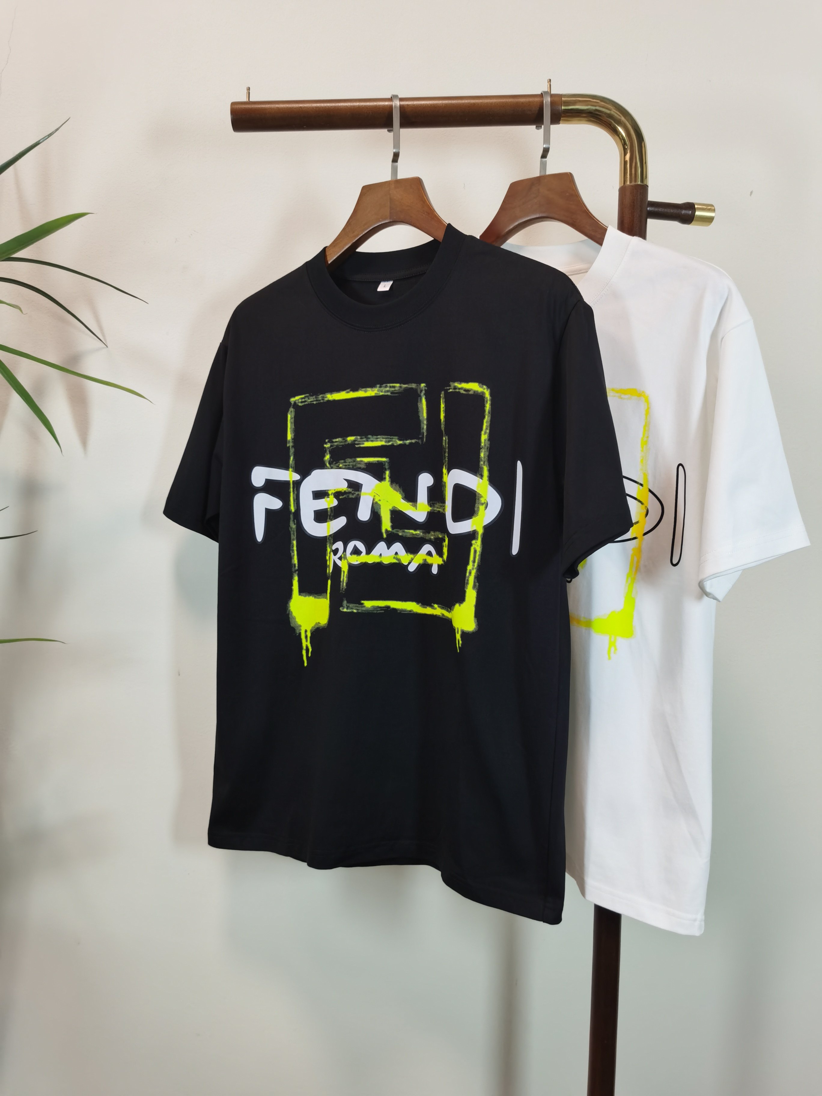 NO:514571,FENDI 2025 new round neck short-sleeved T-shirt high-end version!  Customized fabrics for counters are breathable and comfortable, with impeccable details, and the brand element design concept reflects high quality. The feel is delicate and soft!  It is casually cut, with a great upper body style!  Color black white Number M-4XL, fendi, fendi, T-shirt, tees, t-shirt, alexander wang19860909FENDI 芬迪 2025新款 圆领 短袖 T恤 高端版本！专柜定制面料 透气舒适度高,细节无可挑剔,品牌元素设计理念,体现高品质.手感细腻柔软！呈现休闲裁剪,上身版型超赞！ 颜色黑色 白色 码数M-4XL,,fendi,fendi,T-shirt,tees，t-shirt,alexander wang,Men's clothing