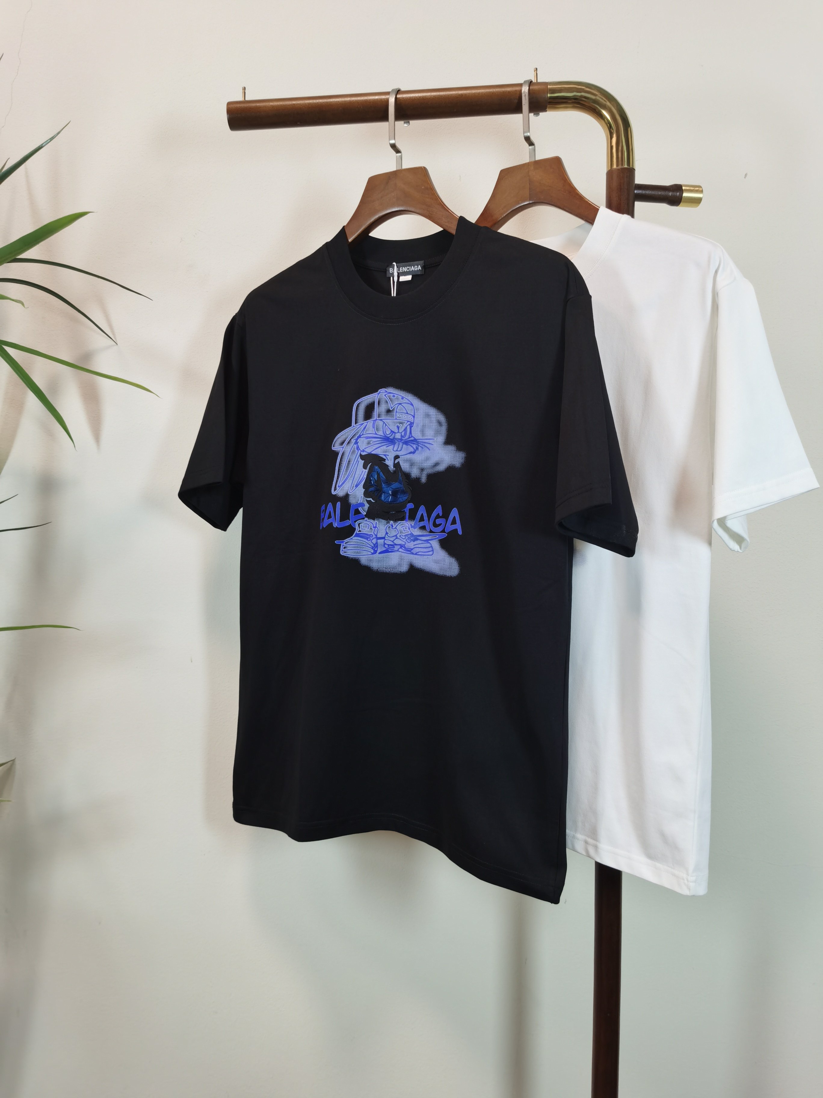 NO:610353,BALENCIAGA Balenciaga 2025 new round neck short-sleeved T-shirt high-end version!  Custom-made fabrics at the counter are highly breathable and comfortable, with impeccable details and brand element design concepts, reflecting high quality. It feels delicate and soft!  It presents a casual cut and the upper body shape is awesome!  Color Black White Size M-4XL,,balenciaga,balenciaga,T-shirt,tees,t-shirt,alexander wang19860909BALENCIAGA 巴黎世家2025新款 圆领 短袖 T恤 高端版本！专柜定制面料 透气舒适度高,细节无可挑剔,品牌元素设计理念,体现高品质.手感细腻柔软！呈现休闲裁剪,上身版型超赞！ 颜色黑色 白色 码数M-4XL,,balenciaga,balenciaga,T-shirt,tees，t-shirt,alexander wang,Men's clothing