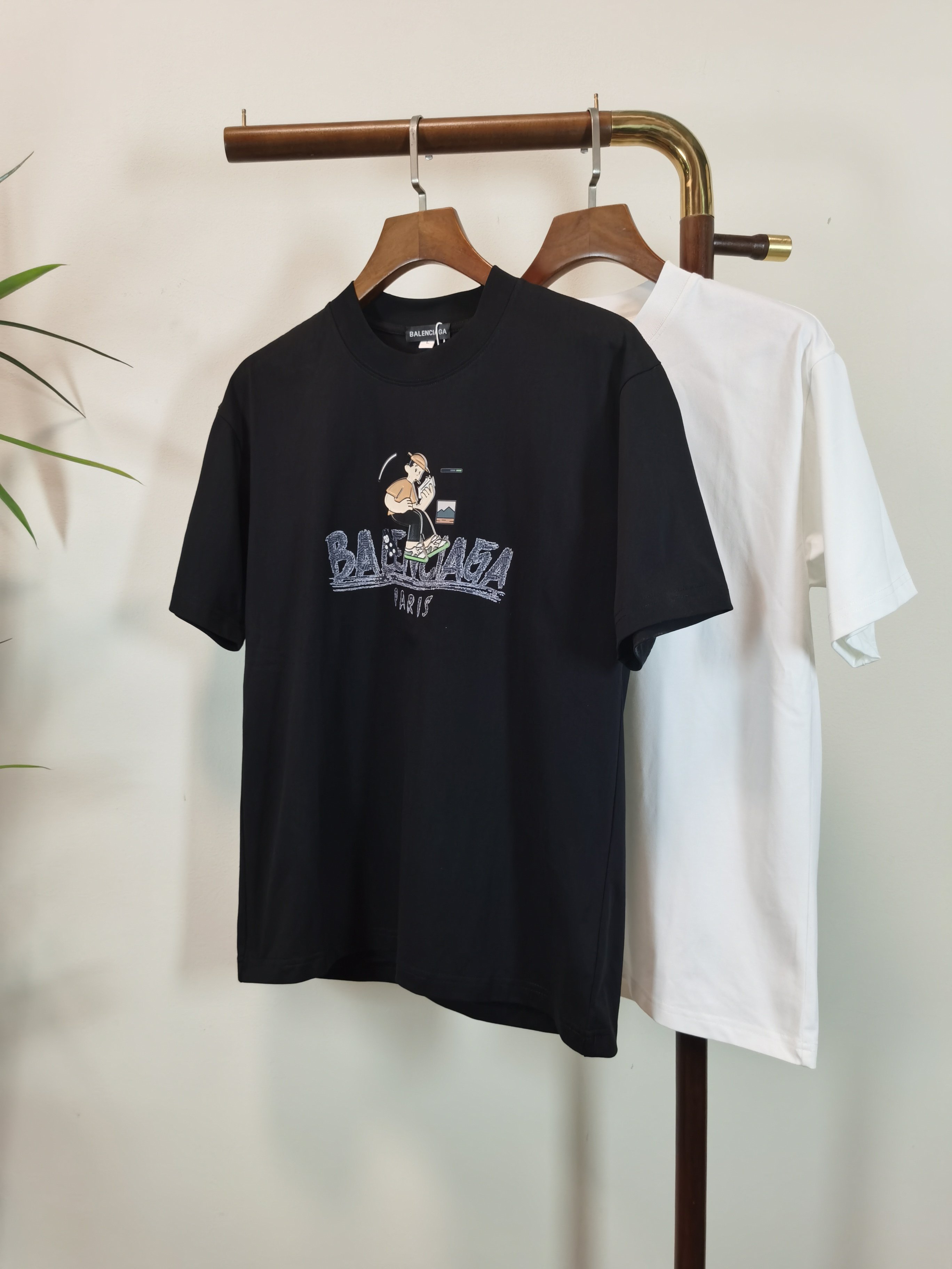 NO:513487,BALENCIAGA 2025 new round neck short-sleeved T-shirt high-end version!  Customized fabrics for counters are breathable and comfortable, with impeccable details, and the brand element design concept reflects high quality. The feel is delicate and soft!  It is casually cut, with a great upper body style!  Color black white Number M-4XL, balenciaga, balenciaga, T-shirt,tees, t-shirt,alexander wang19860909BALENCIAGA 巴黎世家2025新款 圆领 短袖 T恤 高端版本！专柜定制面料 透气舒适度高,细节无可挑剔,品牌元素设计理念,体现高品质.手感细腻柔软！呈现休闲裁剪,上身版型超赞！ 颜色黑色 白色 码数M-4XL,,balenciaga,balenciaga,T-shirt,tees，t-shirt,alexander wang,Men's clothing