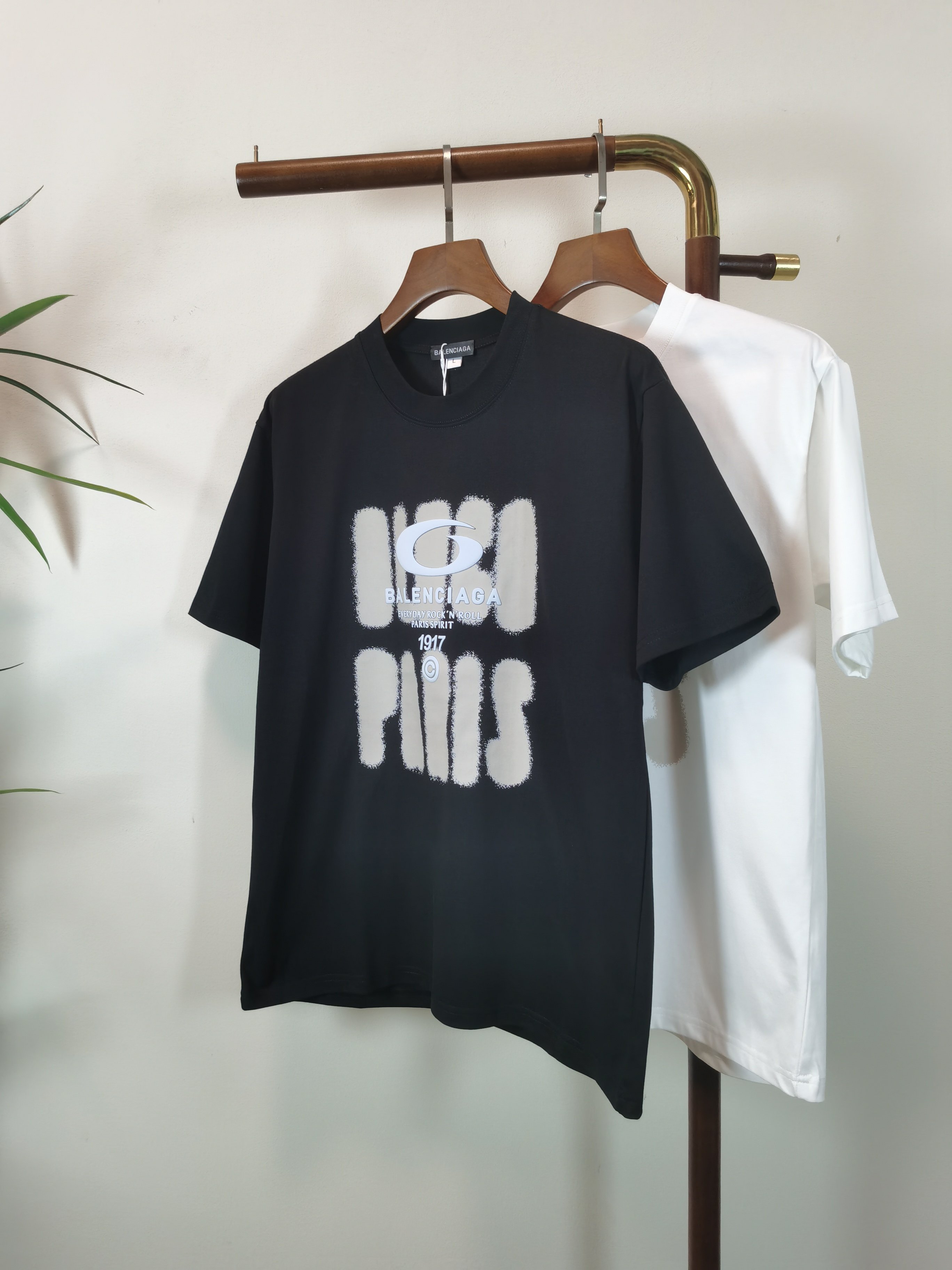 NO:514574,BALENCIAGA 2025 new round neck short-sleeved T-shirt high-end version!  Customized fabrics for counters are breathable and comfortable, with impeccable details, and the brand element design concept reflects high quality. The feel is delicate and soft!  It is casually cut, with a great upper body style!  Color black white Number M-4XL, balenciaga, balenciaga, T-shirt,tees, t-shirt,alexander wang19860909BALENCIAGA 巴黎世家2025新款 圆领 短袖 T恤 高端版本！专柜定制面料 透气舒适度高,细节无可挑剔,品牌元素设计理念,体现高品质.手感细腻柔软！呈现休闲裁剪,上身版型超赞！ 颜色黑色 白色 码数M-4XL,,balenciaga,balenciaga,T-shirt,tees，t-shirt,alexander wang,Men's clothing