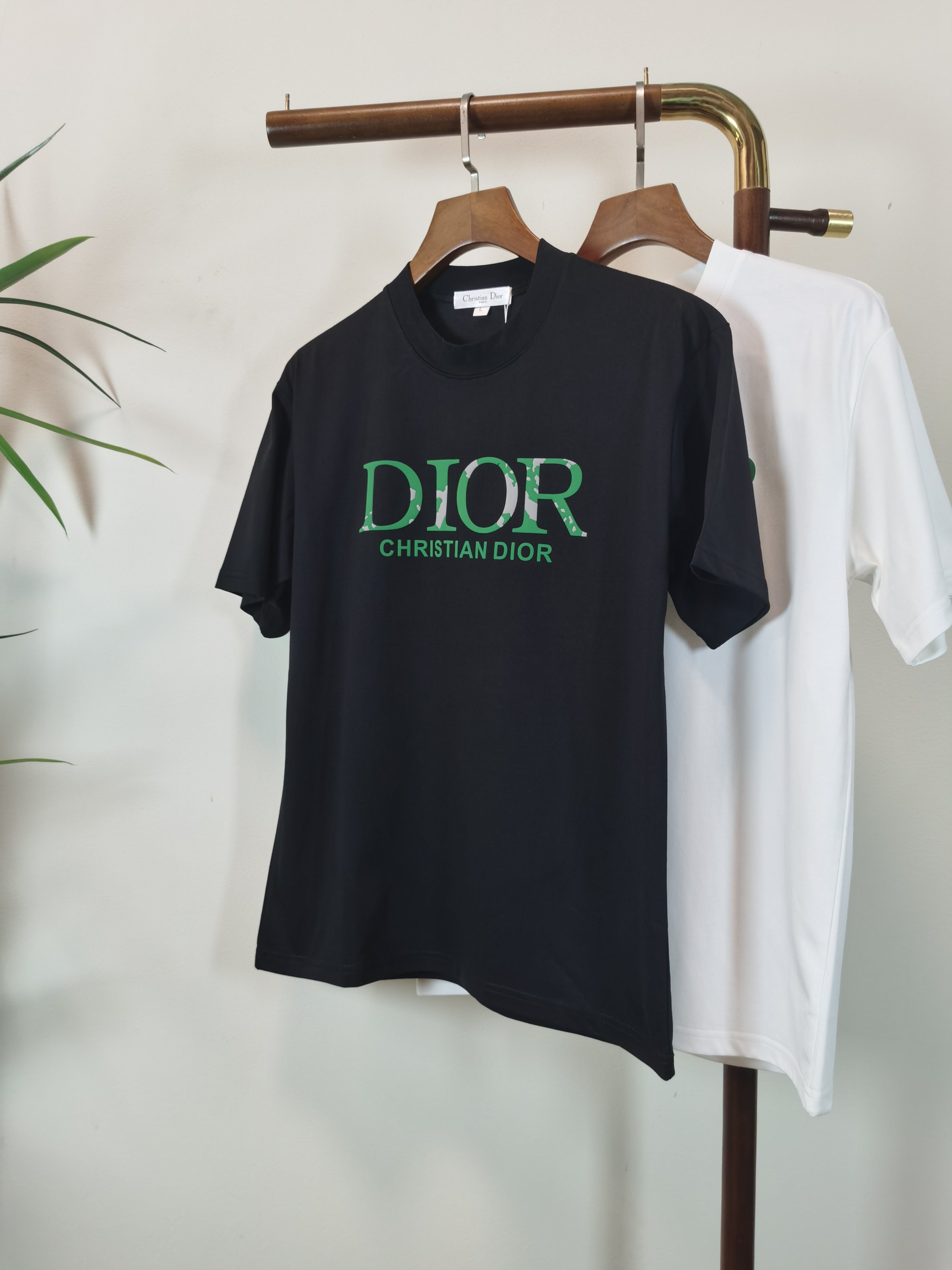 NO:514577,DIOR 2025 new round neck short-sleeved T-shirt high-end version!  Customized fabrics for counters are breathable and comfortable, with impeccable details, and the brand element design concept reflects high quality. The feel is delicate and soft!  It is casually cut, with a great upper body style!  Color black white Number M-4XL,,dior,dior,T-shirt,tees,t-shirt,alexander wang19860909DIOR 迪奥2025新款 圆领 短袖 T恤 高端版本！专柜定制面料 透气舒适度高,细节无可挑剔,品牌元素设计理念,体现高品质.手感细腻柔软！呈现休闲裁剪,上身版型超赞！ 颜色黑色 白色 码数M-4XL,,dior,dior,T-shirt,tees，t-shirt,alexander wang,Men's clothing