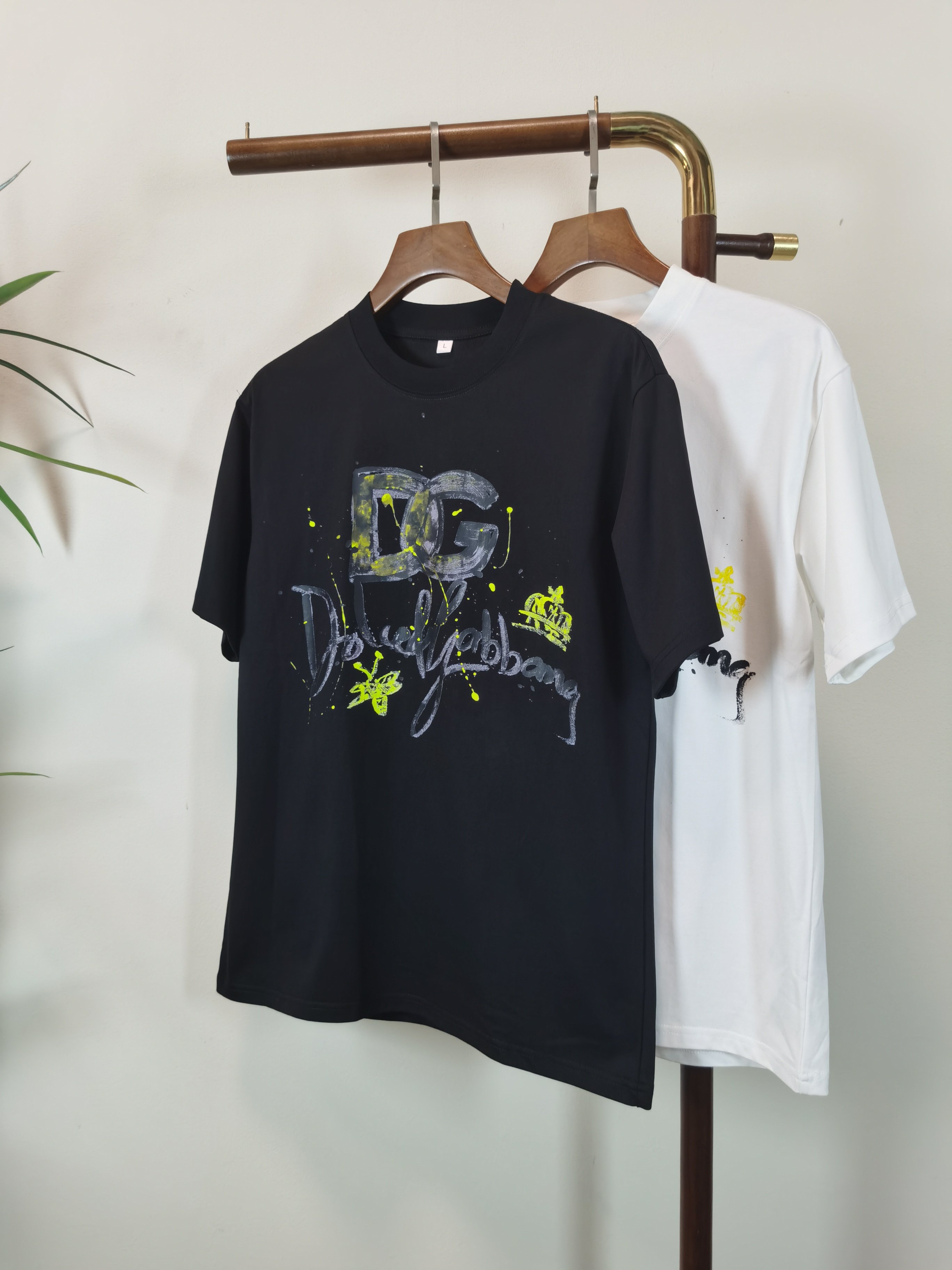 NO:514580,DG 2025 new round neck short-sleeved T-shirt high-end version!  Customized fabrics for counters are breathable and comfortable, with impeccable details, and the brand element design concept reflects high quality. The feel is delicate and soft!  It is casually cut, with a great upper body style!  Color black white Number M-4XL, T-shirt,tees,t-shirt,alexander wang19860909DG 2025新款 圆领 短袖 T恤 高端版本！专柜定制面料 透气舒适度高,细节无可挑剔,品牌元素设计理念,体现高品质.手感细腻柔软！呈现休闲裁剪,上身版型超赞！ 颜色黑色 白色 码数M-4XL,,T-shirt,tees，t-shirt,alexander wang,Men's clothing