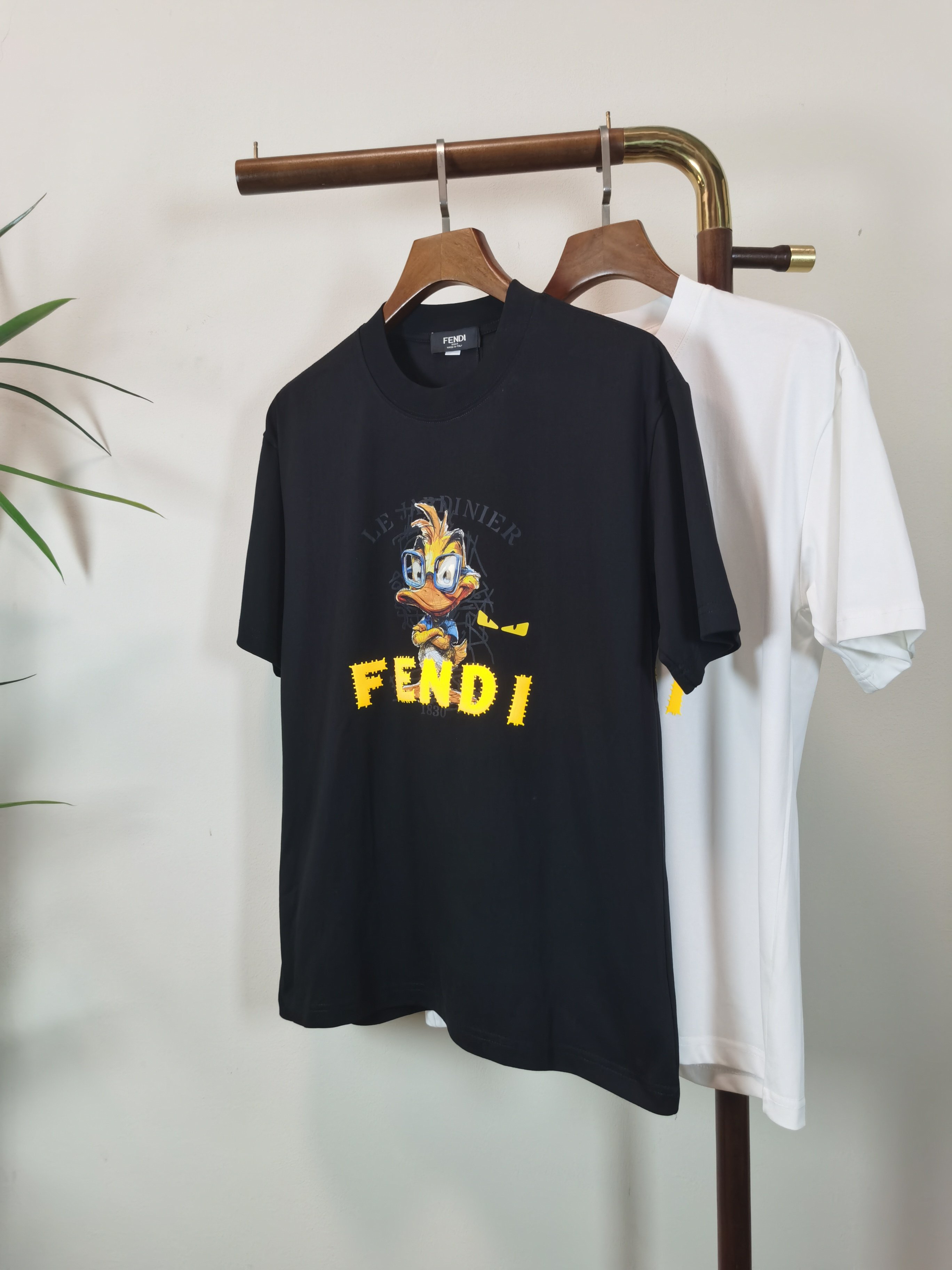 NO:514557,FENDI 2025 new round neck short-sleeved T-shirt high-end version!  Customized fabrics for counters are breathable and comfortable, with impeccable details, and the brand element design concept reflects high quality. The feel is delicate and soft!  It is casually cut, with a great upper body style!  Color black white Number M-4XL, fendi, fendi, T-shirt, tees, t-shirt, alexander wang19860909FENDI 芬迪 2025新款 圆领 短袖 T恤 高端版本！专柜定制面料 透气舒适度高,细节无可挑剔,品牌元素设计理念,体现高品质.手感细腻柔软！呈现休闲裁剪,上身版型超赞！ 颜色黑色 白色 码数M-4XL,,fendi,fendi,T-shirt,tees，t-shirt,alexander wang,Men's clothing