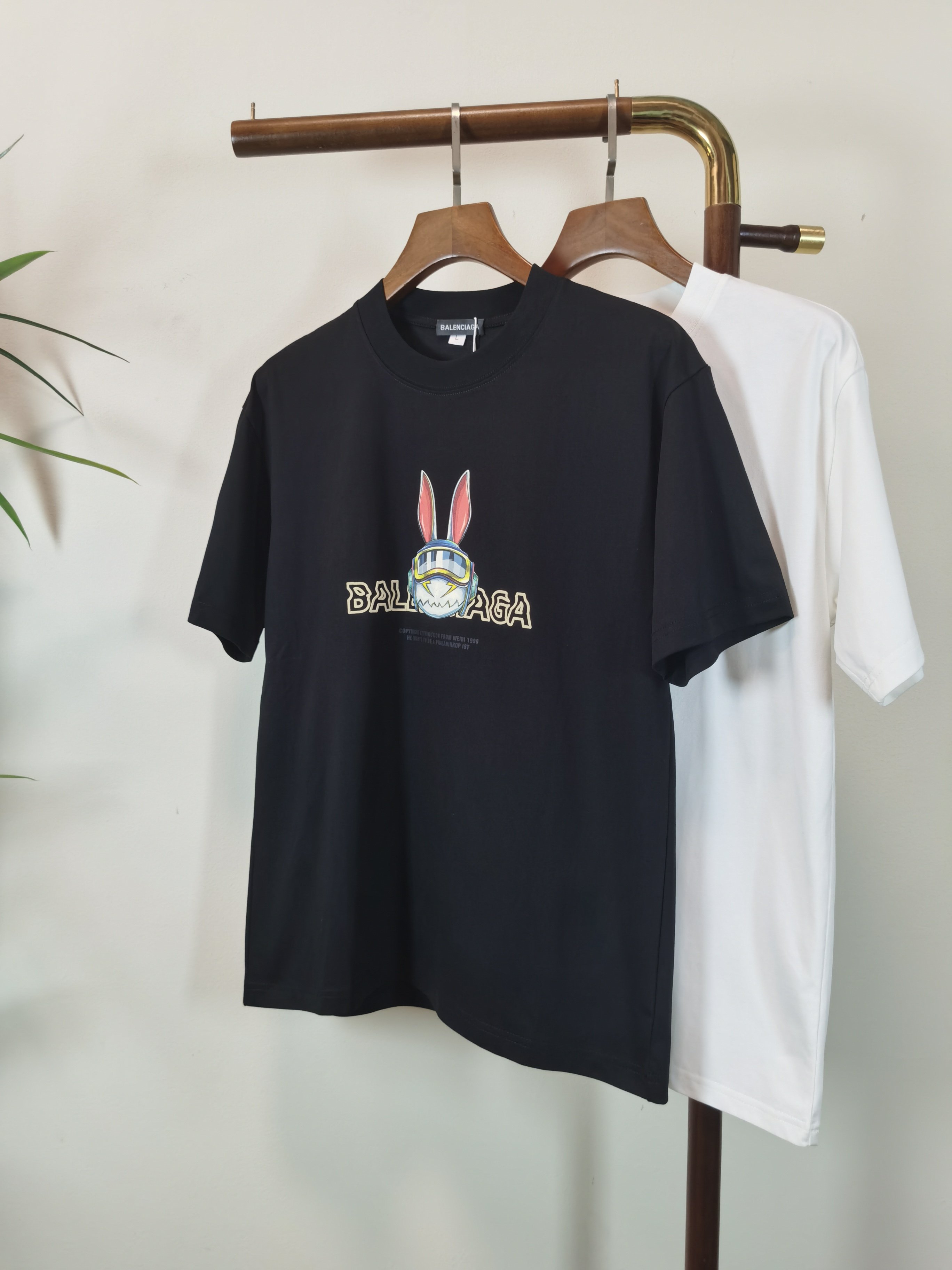 NO:514560,BALENCIAGA 2025 new round neck short-sleeved T-shirt high-end version!  Customized fabrics for counters are breathable and comfortable, with impeccable details, and the brand element design concept reflects high quality. The feel is delicate and soft!  It is casually cut, with a great upper body style!  Color black white Number M-4XL, balenciaga, balenciaga, T-shirt,tees, t-shirt,alexander wang19860909BALENCIAGA 巴黎世家2025新款 圆领 短袖 T恤 高端版本！专柜定制面料 透气舒适度高,细节无可挑剔,品牌元素设计理念,体现高品质.手感细腻柔软！呈现休闲裁剪,上身版型超赞！ 颜色黑色 白色 码数M-4XL,,balenciaga,balenciaga,T-shirt,tees，t-shirt,alexander wang,Men's clothing
