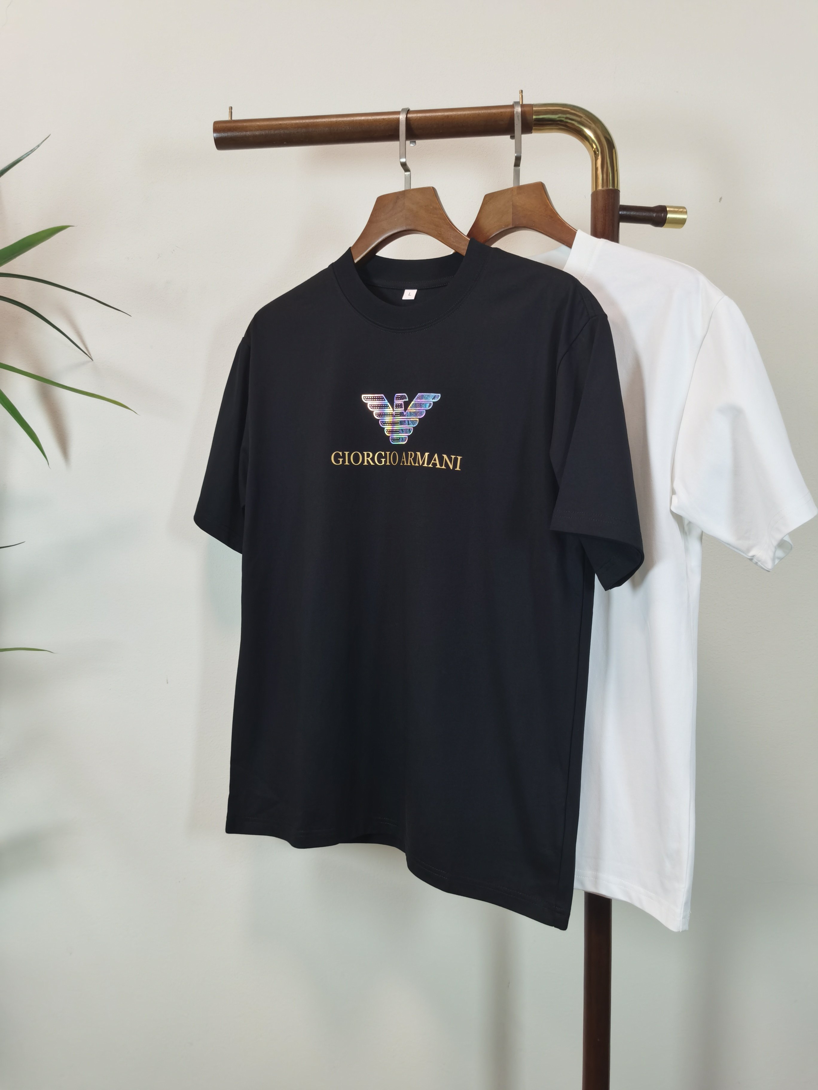 NO:514563,GA Armani 2025 new round neck short-sleeved T-shirt high-end version!  Customized fabrics for counters are breathable and comfortable, with impeccable details, and the brand element design concept reflects high quality. The feel is delicate and soft!  It is casually cut, with a great upper body style!  Color black white Number M-4XL, Armani, T-shirt,tees, t-shirt,alexander wang19860909GA 阿玛尼 2025新款 圆领 短袖 T恤 高端版本！专柜定制面料 透气舒适度高,细节无可挑剔,品牌元素设计理念,体现高品质.手感细腻柔软！呈现休闲裁剪,上身版型超赞！ 颜色黑色 白色 码数M-4XL,,armani,T-shirt,tees，t-shirt,alexander wang,Men's clothing