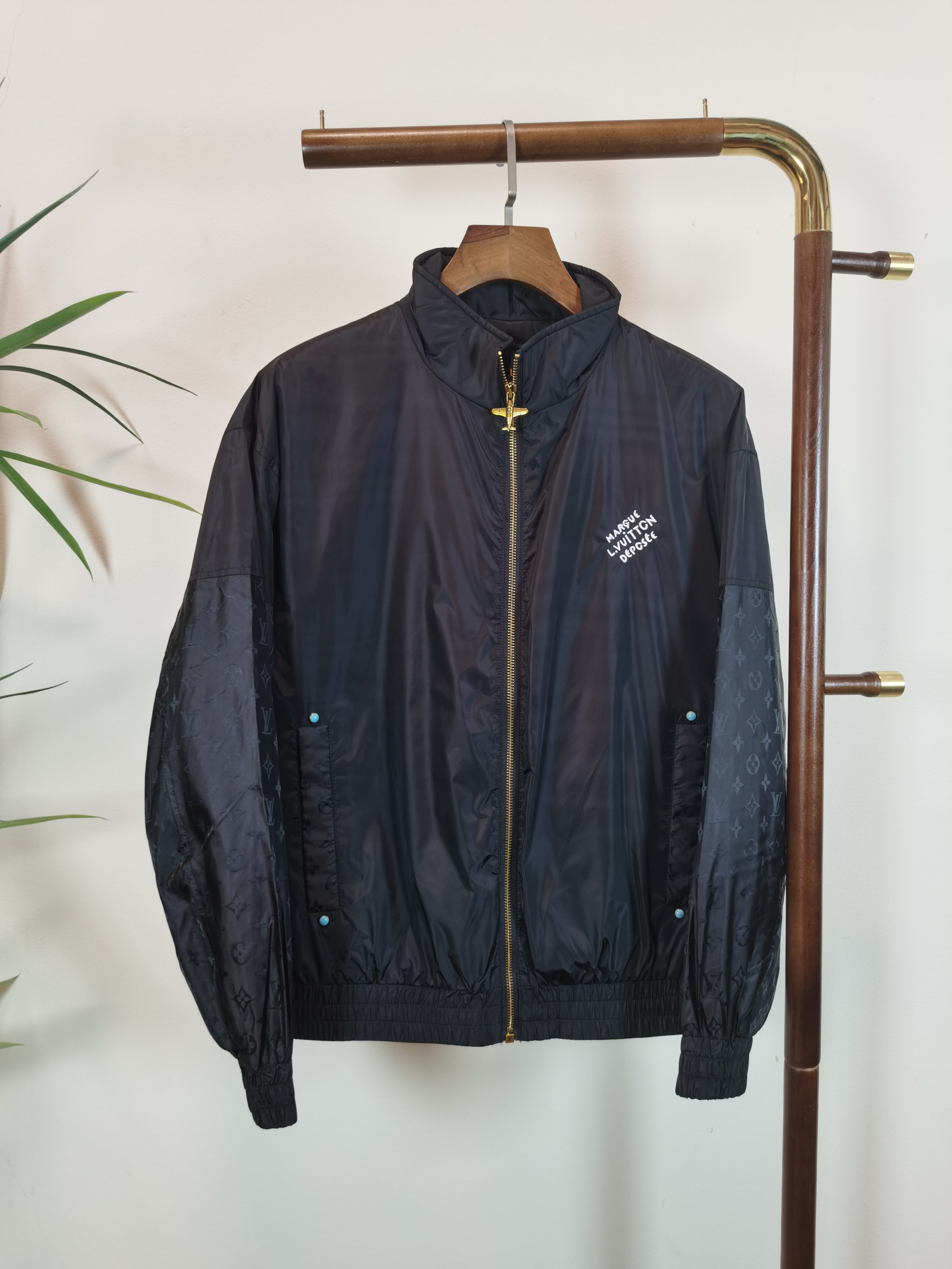 NO:538198,LV Louis Vuitton Top Quality The same model on the official website, complete with three standards!  2025 autumn and winter new men's jacket, fashionable and casual high-end version!  Customized fabrics in counters are impeccable in details, and the brand elements design concept reflects high quality. The feel is delicate and soft!  It is casually cut, with a great upper body style!  Color Black Code Number M-3XL, louis vuitton,louis vuitton,jackets & coats,jackets & coats,alexander wang19860909LV 路易威登 顶级品质 官网同款,三标齐全！2025秋冬新款男士夹克外套,时尚休闲高端版本！专柜定制面料 细节无可挑剔,品牌元素设计理念,体现高品质.手感细腻柔软！呈现休闲裁剪,上身版型超赞！ 颜色 黑色 码数M-3XL,,louis vuitton,louis vuitton,jackets & coats,jackets & coats,alexander wang,Men's clothing