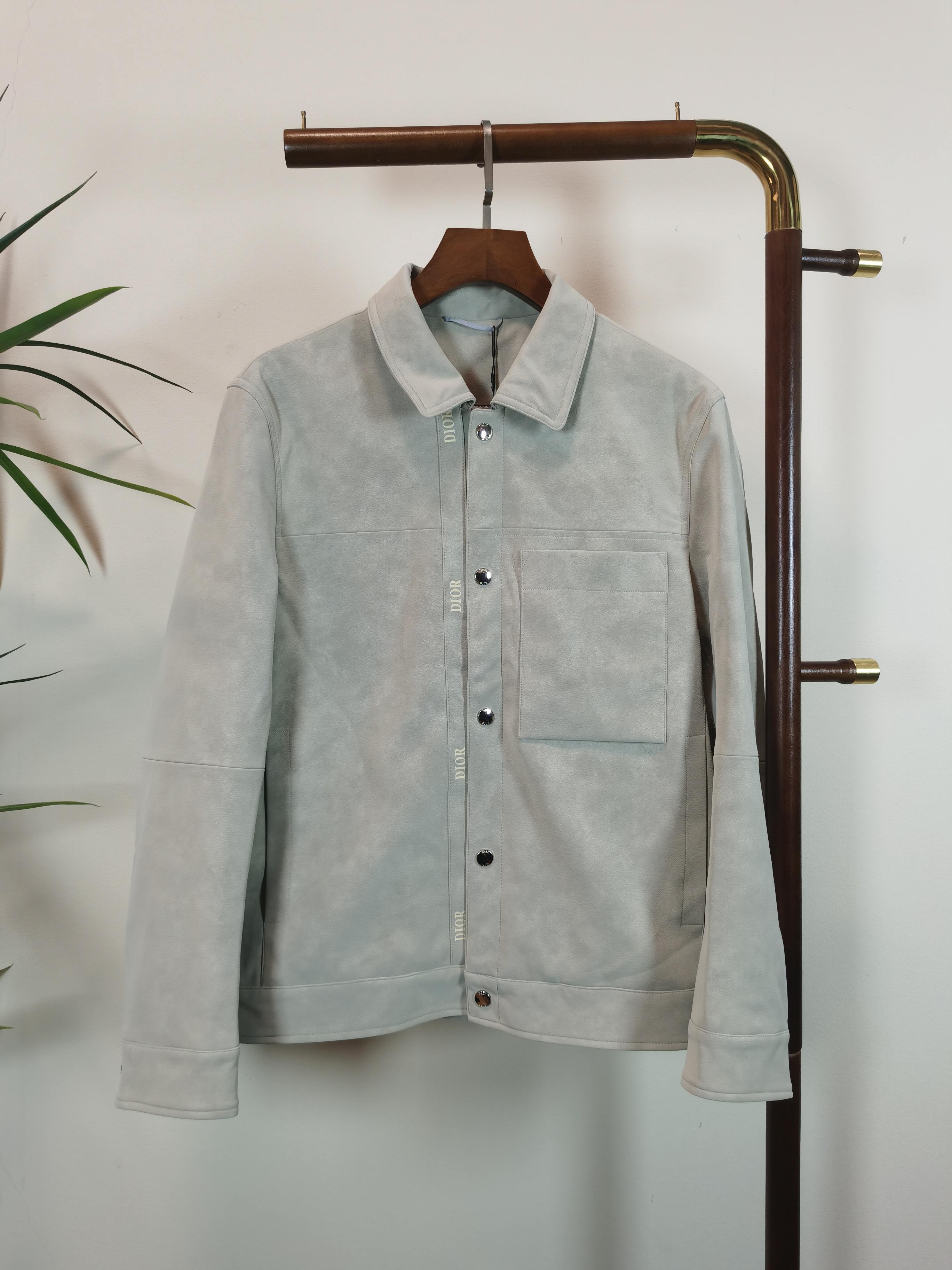 NO:541142,DIOR Top quality The same model on the official website, complete with three standards!  2025 autumn and winter new men's jacket, fashionable and casual high-end version!  Customized fabrics for counters are breathable and comfortable, with impeccable details, and the brand element design concept reflects high quality. The feel is delicate and soft!  It is casually cut, with a great upper body style!  Code number M-3Xl,,dior,dior,jackets & coats,jackets & coats,alexander wang19860909DIOR 迪奥 顶级品质 官网同款,三标齐全！2025秋冬新款男士夹克外套,时尚休闲高端版本！专柜定制面料 透气舒适度高,细节无可挑剔,品牌元素设计理念,体现高品质.手感细腻柔软！呈现休闲裁剪,上身版型超赞！ 码数M-3Xl,,dior,dior,jackets & coats,jackets & coats,alexander wang,Men's clothing