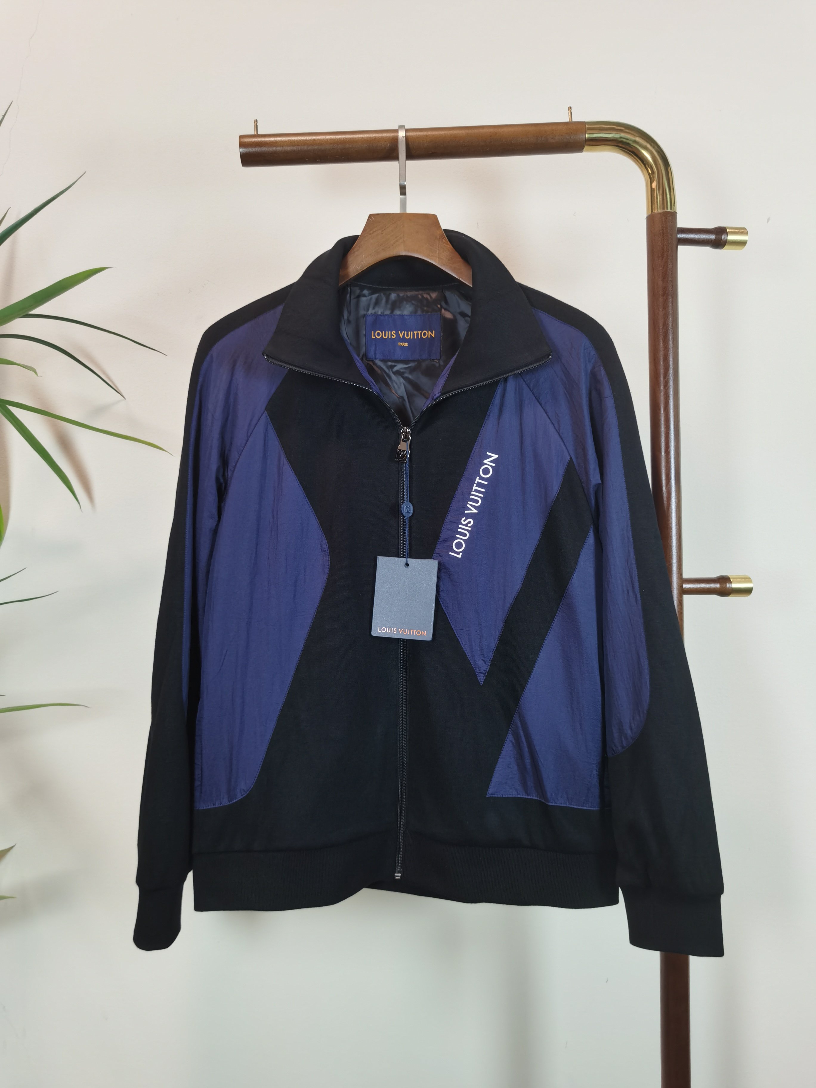 NO:538205,LV25ss Early Autumn [New Product] Trench coat jacket popular, autumn and winter counter new casual and fashionable jacket!  Super avant-garde design style, delicate and comfortable, very light and not easy to wrinkle. Multiple craftsmanship The overall design is quite visual, the upper body is casual and stylish, with a certain degree of clarity, absolutely recommended to be at the most cutting-edge fashion temperament, a must-have for urban casualness. Number of codes M~3XL, louis vuitton, jackets & coats, jackets & coats, alexander wang19860909LV25ss早秋【新品】风衣夹克外套爆款 秋冬专柜新款休闲时尚夹克外套！超前卫设计风格 细腻舒适 穿着非常轻便不易起皱.多重重工艺 整体的设计颇具视觉感,上身休闲有型,有一定的挺括度,绝对走在时尚最尖端的气质感推荐,都市休闲必备. 码数M~3XL,,louis vuitton,jackets & coats,jackets & coats,alexander wang,Men's clothing