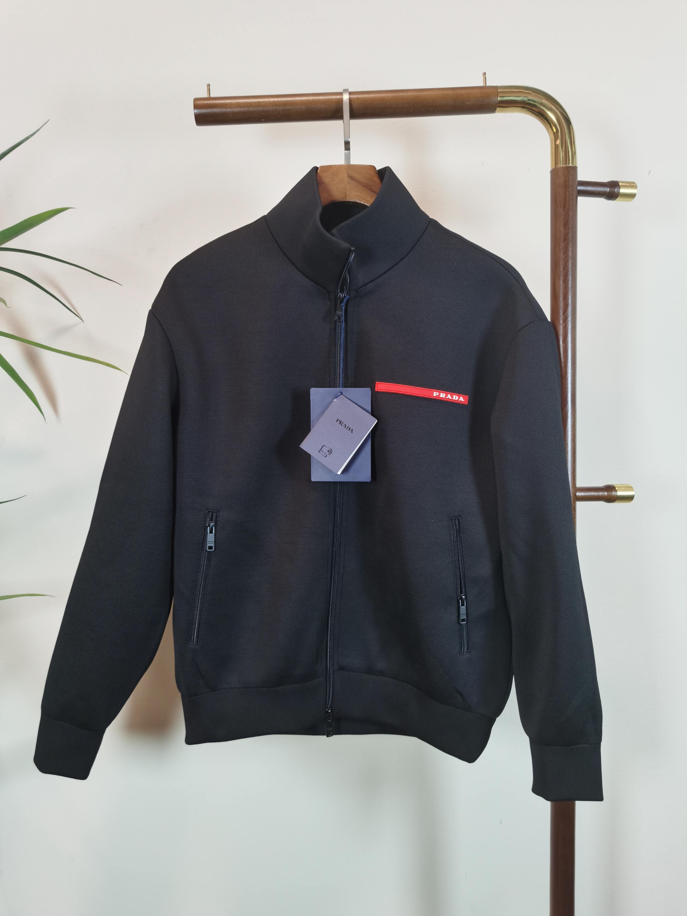 NO:538200,Prada, Prada 25 new autumn and winter products, zipper jackets, Re-Nylon is a must-have versatile and hot item every quarter!  Durable and flexible, capable of most environments in daily commuting and outdoors. Simple and capable tailoring, whether for light sports enthusiasts or daily commuting, this jacket is a good choice. It evokes sports vitality, has a hot spot and its own charm. Prad*'s iconic logo, paired with the regular body style, creates a high-end texture that is quite broad and skeleton-free but not stiff. Size M-3XL,, prada, prada, jackets & coats, jackets & coats, alexander wang19860909Prada、普拉达 25秋冬新品 拉链夹克外套 ,Re-Nylon 每个季度必火的百搭爆款单品！ 耐用灵活性高,能胜任日常通勤和户外的绝大部分环境,简单干练的剪裁,不管是轻度运动爱好者还是日常通勤 这款外套都是较好的选择. 唤起运动活力,很有热点和自己的韵味,Prad*标志性的logo,搭配常规的衣身版型,营造出挺阔有骨架却不僵硬的高级质感. 尺码M-3XL,,prada,prada,jackets & coats,jackets & coats,alexander wang,Men's clothing