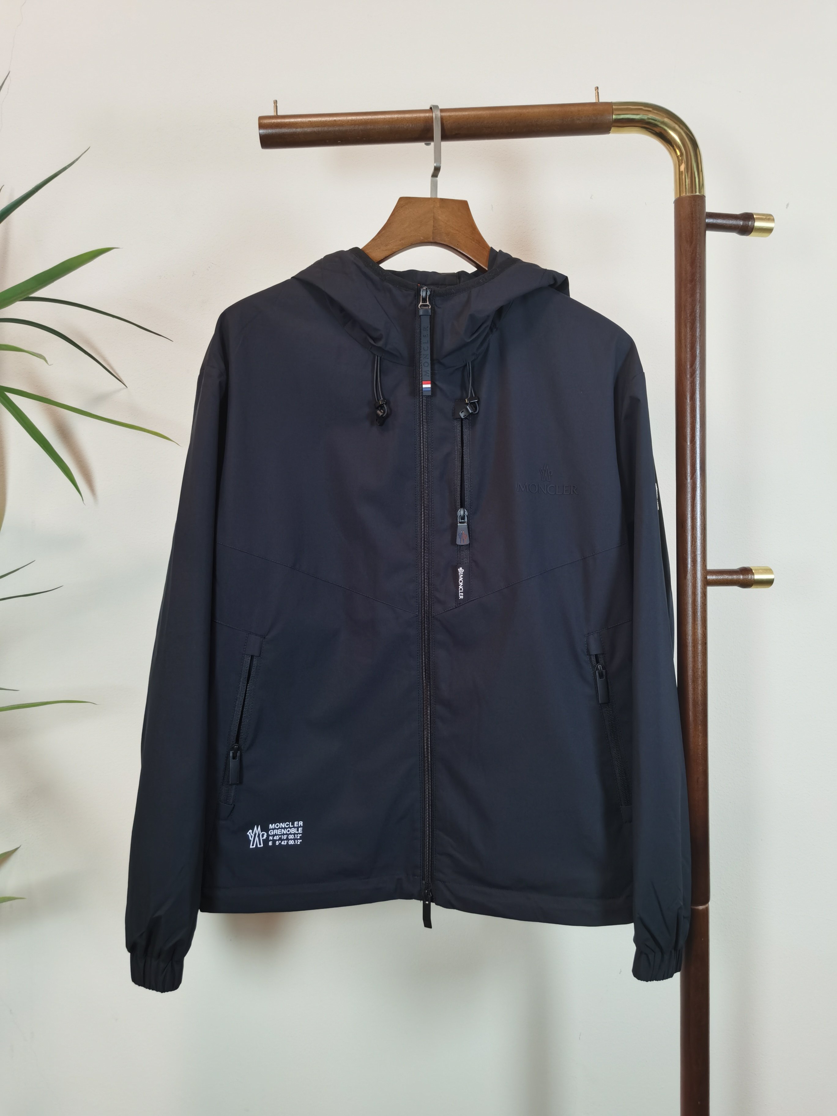 NO:538210,MONCLER Top quality The same style on the official website, complete with three standards!  2025 autumn and winter new men's jacket, fashionable and casual high-end version!  Customized fabrics in counters are impeccable in details, and the brand elements design concept reflects high quality. The feel is delicate and soft!  It is casually cut, with a great upper body style!  Code number M-3XL, Moncler, jackets & coats, jackets & coats, alexander wang19860909MONCLER 蒙口 顶级品质 官网同款,三标齐全！2025秋冬新款男士夹克外套,时尚休闲高端版本！专柜定制面料 细节无可挑剔,品牌元素设计理念,体现高品质.手感细腻柔软！呈现休闲裁剪,上身版型超赞！ 码数M-3XL,,Moncler,jackets & coats,jackets & coats,alexander wang,Men's clothing