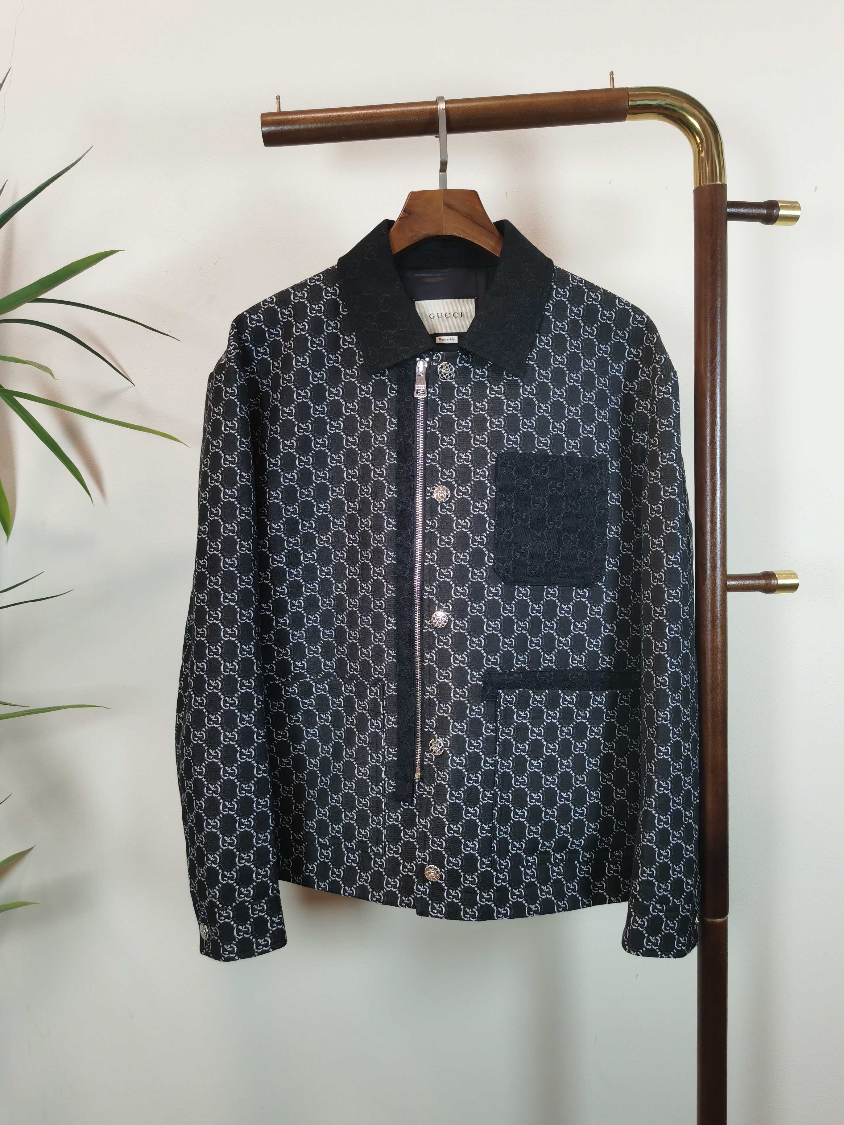 NO:538197,Gucci 2025ss early autumn new model released Gucci jacket, double GG letter jacquard fabric paired with green and red webbing autumn jacket, granular fleece fabric is comfortable, comfortable and slim, lazy and casual, combined with clean and simple colors, it is particularly durable and suitable for daily wear~ I love to launch sports items embellished with vitality prints!  Size M-3XL, gucci,gucci,jackets & coats,jackets & coats,alexander wang19860909Gucci 2025ss早秋新款发布古驰夹克外套,双GG字母提花面料搭配绿红织带秋季爆款外套,颗粒绒面料穿上就是舒适自在又显瘦的存在,慵懒而随性,结合干净简单的色系就特别耐看,适合日常穿着~倾情推出缀饰活力印花的运动单品！ 尺码M-3XL,,gucci,gucci,jackets & coats,jackets & coats,alexander wang,Men's clothing