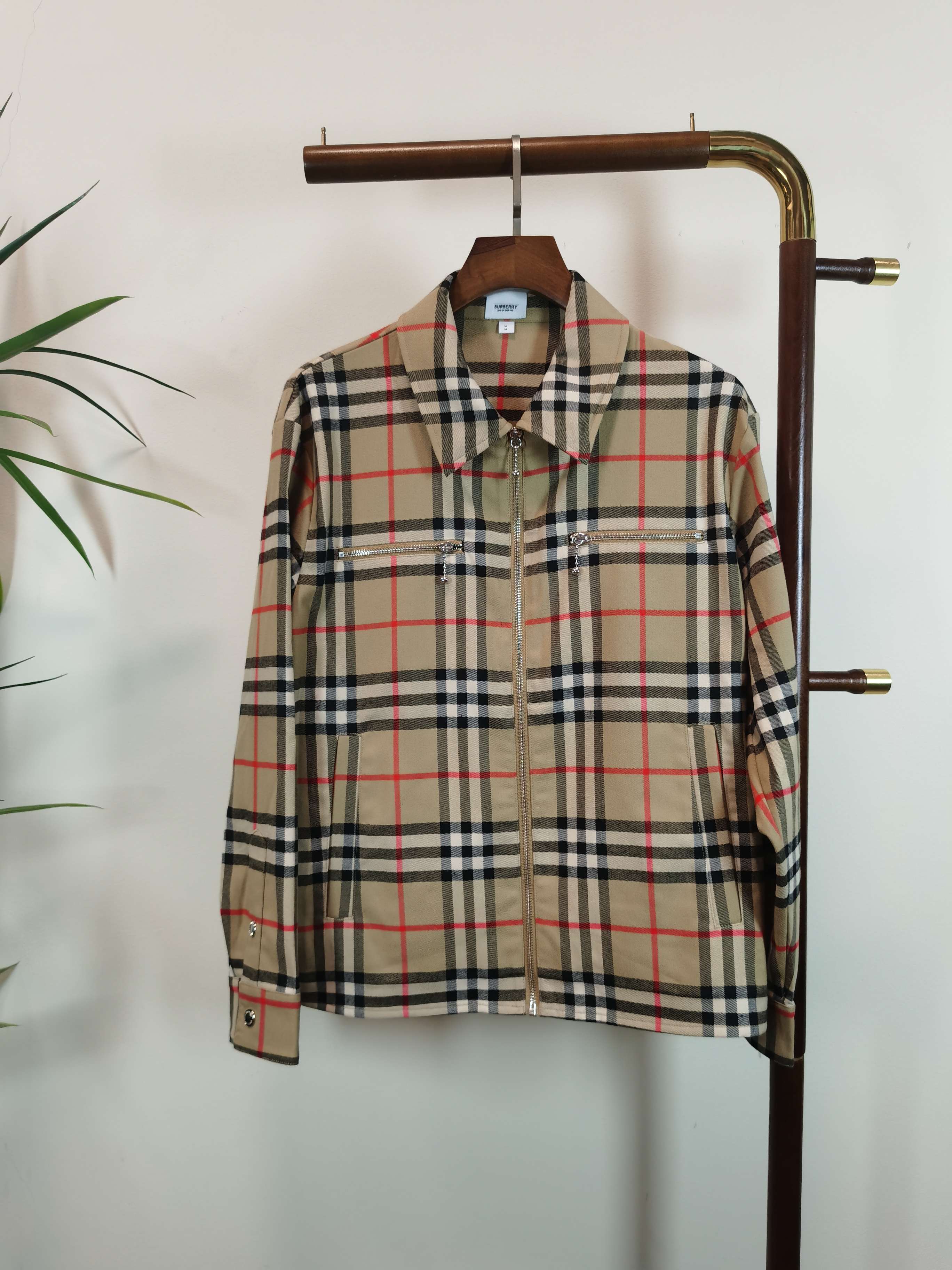 NO:538214,BBR Burberry exclusively offers the latest autumn and winter fashion jackets, a jacket with a classic design and great appearance, and the quality is even more unscrupulous. You can buy it directly, which is not to be mistaken for high-end products! Through the detailed pictures, you can feel its powerful aura, and the effect of gathering and keeping warm is significant. There is no need to worry about the chill at all! It is both fashionable and functional, and the whole style looks more luxurious and elegant! Size M-3XL, burberry, jackets & coats, jackets & coats, alexander wang19860909BBR 巴宝莉独家客供最新秋冬时尚夹克,经典设计感与颜值爆棚的外套,品质更是无法挑剔品控可以直接入手,不容过错的高端臻品！通过细节图片便可感受到它强悍的气场,聚温保暖效果显著,完全不用担心会有一点寒意！时尚与功能性兼备,整款显得更加的奢华大气！ 尺码M-3XL,,burberry,jackets & coats,jackets & coats,alexander wang,Men's clothing