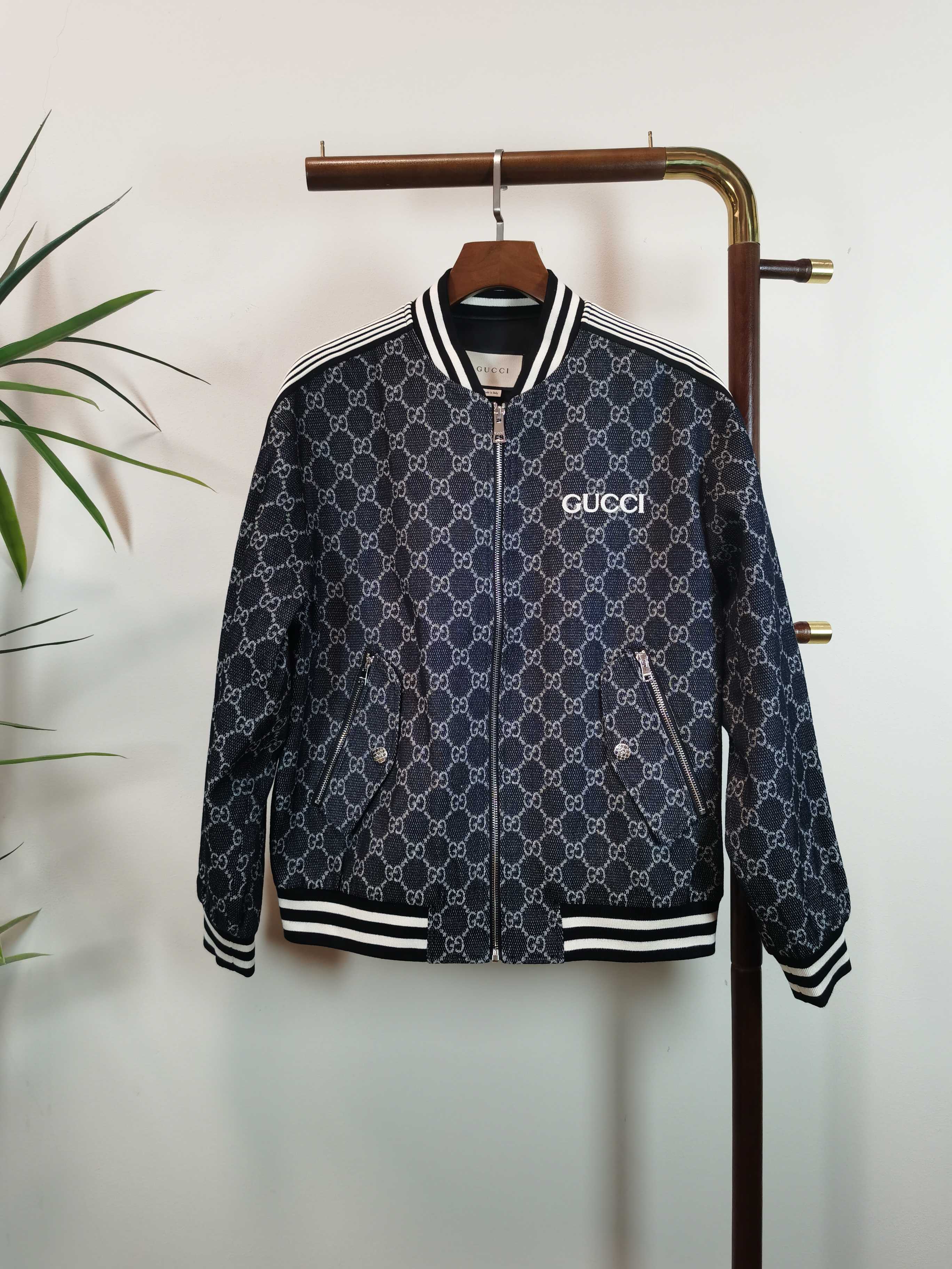 NO:538212,Gucci 2025ss early autumn new model released Gucci jacket, double GG letter jacquard fabric paired with green and red webbing autumn jacket, granular fleece fabric is comfortable, comfortable and slim, lazy and casual, combined with clean and simple colors, it is particularly durable and suitable for daily wear~ I love to launch sports items embellished with vitality prints!  Size M-3XL, gucci,gucci,jackets & coats,jackets & coats,alexander wang19860909Gucci 2025ss早秋新款发布古驰夹克外套,双GG字母提花面料搭配绿红织带秋季爆款外套,颗粒绒面料穿上就是舒适自在又显瘦的存在,慵懒而随性,结合干净简单的色系就特别耐看,适合日常穿着~倾情推出缀饰活力印花的运动单品！ 尺码M-3XL,,gucci,gucci,jackets & coats,jackets & coats,alexander wang,Men's clothing