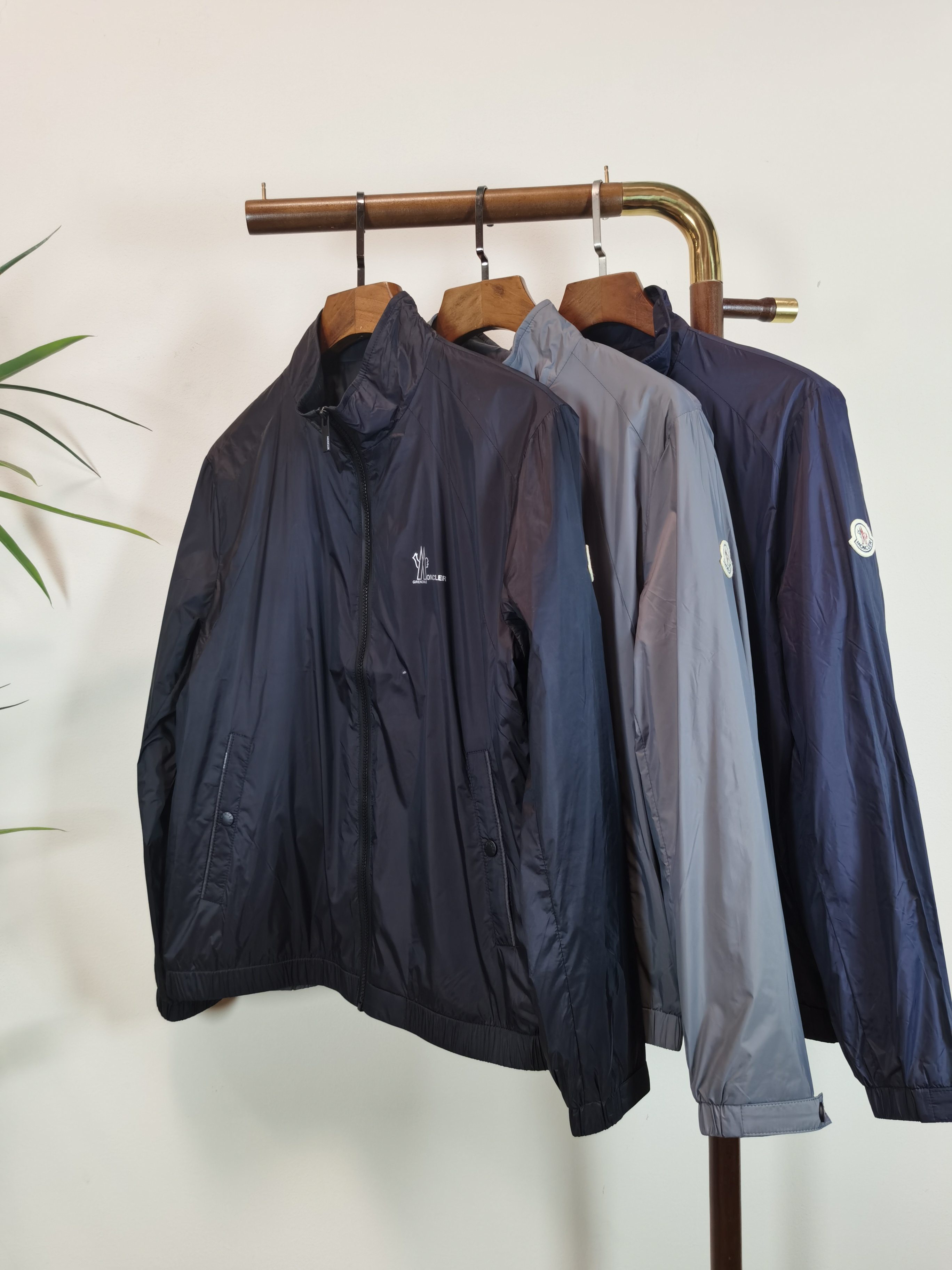 NO:538183,MONCLER Top quality The same style on the official website, complete with three standards!  2025 autumn and winter new men's jacket, fashionable and casual high-end version!  Customized fabrics in counters are impeccable in details, and the brand elements design concept reflects high quality. The feel is delicate and soft!  It is casually cut, with a great upper body style!  Color blue black gray Number M-3XL, Moncler, jackets & coats, jackets & coats, alexander wang19860909MONCLER 蒙口 顶级品质 官网同款,三标齐全！2025秋冬新款男士夹克外套,时尚休闲高端版本！专柜定制面料 细节无可挑剔,品牌元素设计理念,体现高品质.手感细腻柔软！呈现休闲裁剪,上身版型超赞！ 颜色蓝色 黑色 灰色 码数M-3XL,,Moncler,jackets & coats,jackets & coats,alexander wang,Men's clothing