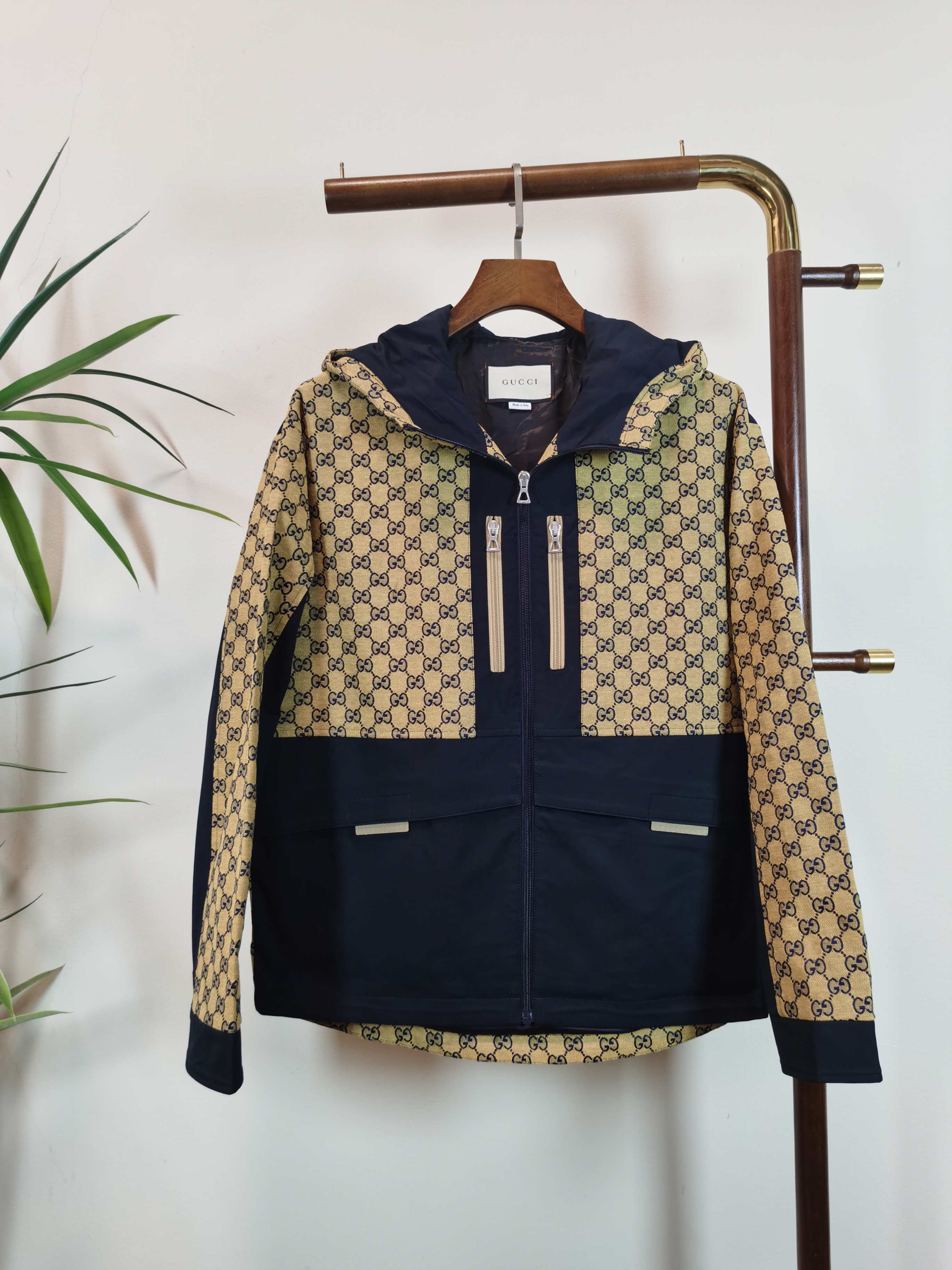 NO:538168,-GUCC 2025 new denim jacket, this denim jacket is made of craftsmanship on one side of the tannin fabric, and the other side is made of GG canvas. It interprets a brand new urban style, and the random matching is very good, and the matching is more prominent in the unique style of GU denim. A must-have for trendy men and women, with a great upper body effect. Highly recommended. Size M-3XL, gucci, jackets & coats, alexander wang19860909-GUCC 2025新款牛仔夹克,这款牛仔夹克一面采用丹宁面料匠心打造,另一面则选用GG帆布精制而成.演绎了全新的都市风格,随意搭配都很赞,搭配更加突出GU牛仔的独特风格.潮男潮女必备品,上身效果超棒. 强烈推荐 码数M-3XL,,gucci,jackets & coats,alexander wang,Men's clothing