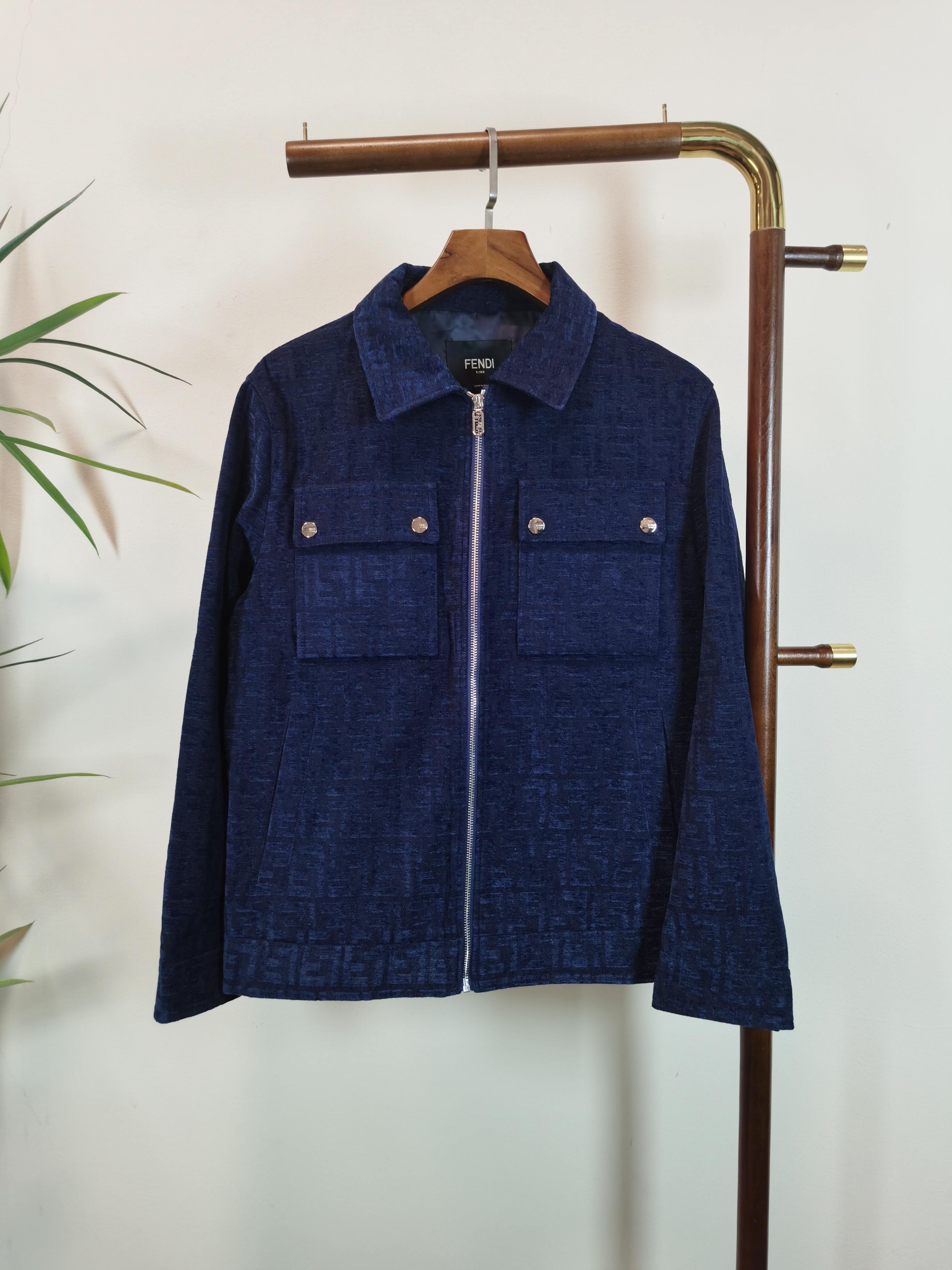 NO:538196,FD Fendi Top quality The same style on the official website, complete with three standards!  2025 autumn and winter new men's jacket, fashionable and casual high-end version!  Customized fabrics for counters are breathable and comfortable, with impeccable details, and the brand element design concept reflects high quality. The feel is delicate and soft!  It is casually cut, with a great upper body style!  Color blue code number M-3XL, fendi, jackets & coats, jackets & coats, alexander wang19860909FD 芬迪 顶级品质 官网同款,三标齐全！2025秋冬新款男士夹克外套,时尚休闲高端版本！专柜定制面料 透气舒适度高,细节无可挑剔,品牌元素设计理念,体现高品质.手感细腻柔软！呈现休闲裁剪,上身版型超赞！ 颜色蓝色 码数M-3XL,,fendi,jackets & coats,jackets & coats,alexander wang,Men's clothing