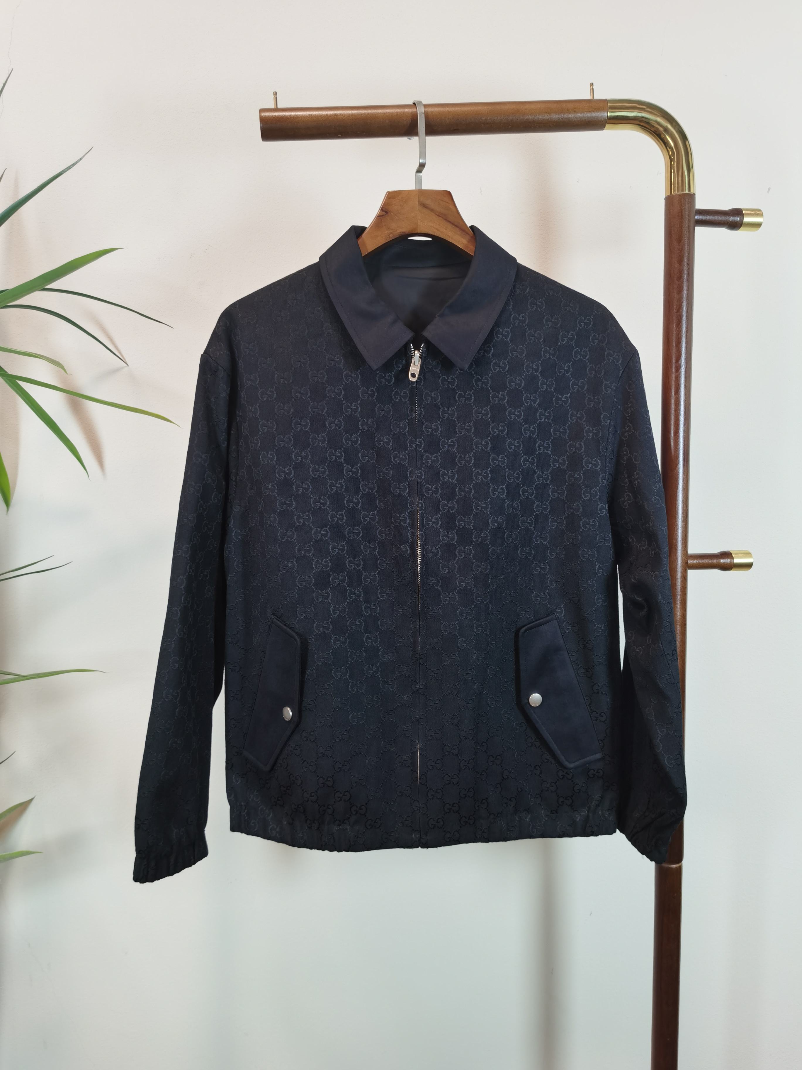 NO:538193,GUCC 2025 new denim jacket, this denim jacket is made of craftsmanship on one side of the craftsmanship of denim fabric, and the other side is made of GG canvas. It interprets a brand new urban style, and the random matching is very good, and the matching highlights the unique style of GU denim. A must-have for trendy men and women, with a great upper body effect. Highly recommended color black. Number of code M-3XL, gucci, jackets & coats, alexander wang19860909GUCC 2025新款牛仔夹克,这款牛仔夹克一面采用丹宁面料匠心打造,另一面则选用GG帆布精制而成.演绎了全新的都市风格,随意搭配都很赞,搭配更加突出GU牛仔的独特风格.潮男潮女必备品,上身效果超棒. 强烈推荐 颜色黑色 码数M-3XL,,gucci,jackets & coats,alexander wang,Men's clothing