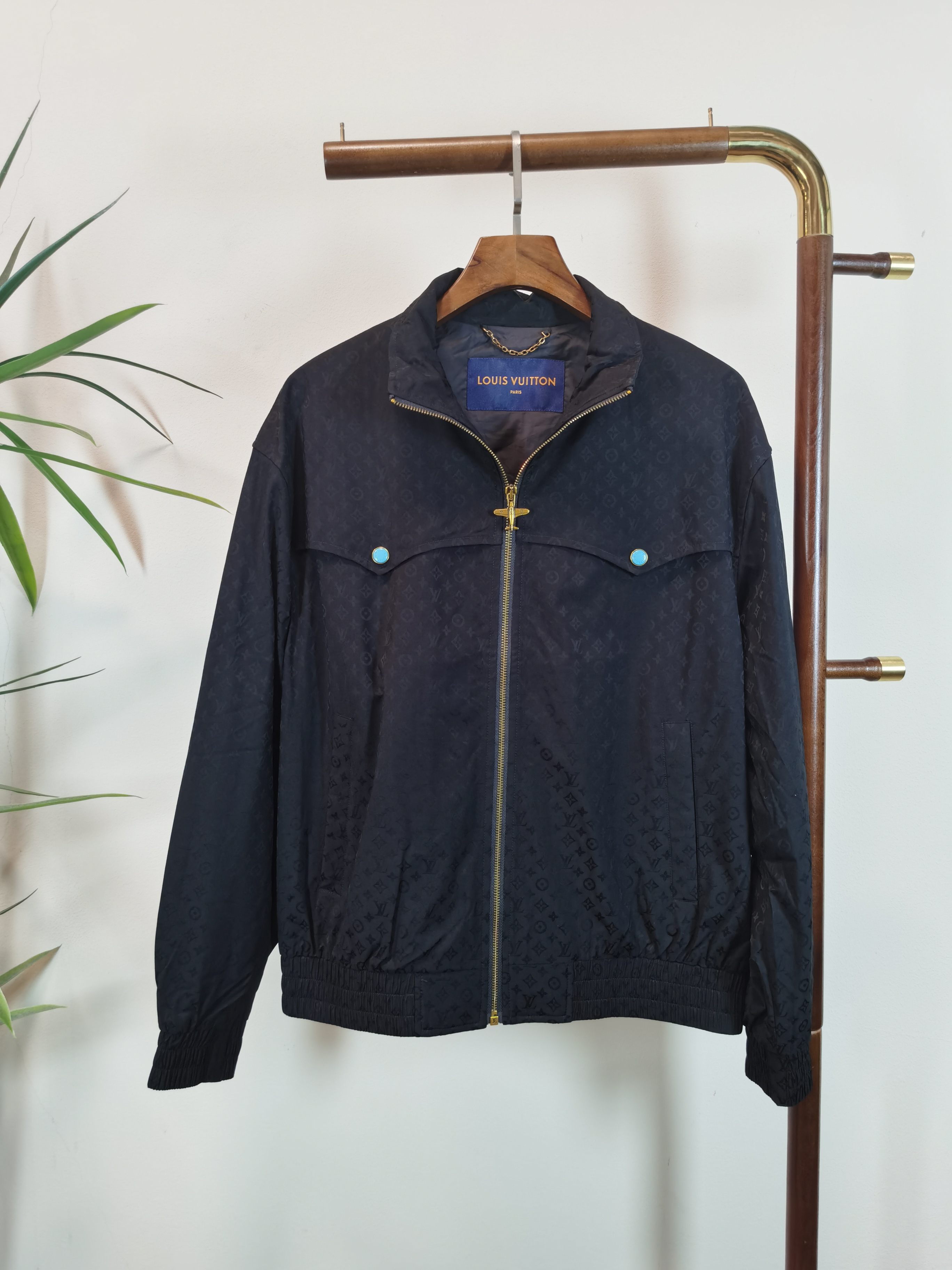 NO:538216,LV Louis Vuitton New Jacquard Casual Jacket!  The counter is synchronized. The details are exquisite and high-end, and the brand logo is full of high-end feeling. The custom fabric shows more youthful and energetic. Custom high-end fabrics are crisp and stylish on the upper body, comfortable and not tight. The custom metal logo zipper is very classy, ​​and the clean and neat tailoring is full of urban style. Just wear it. It is the first choice for high-end fashion and fashionable people. The upper body effect is super good!  Code number M-3XL, louis vuitton,louis vuitton,jackets & coats,alexander wang19860909LV 路易威登 新款提花休闲外套！专柜同步.细节精致高级,品牌logo高级感满满.定织面料更显年轻活力,定制高端面料,上身挺括有型,舒适不紧绷.定制金属logo拉链非常有档次,干净利落的剪裁都市风十足,穿上心情就好,高端潮流时尚人士首选,上身效果超级好看！ 码数M-3XL,,louis vuitton,louis vuitton,jackets & coats,alexander wang,Men's clothing