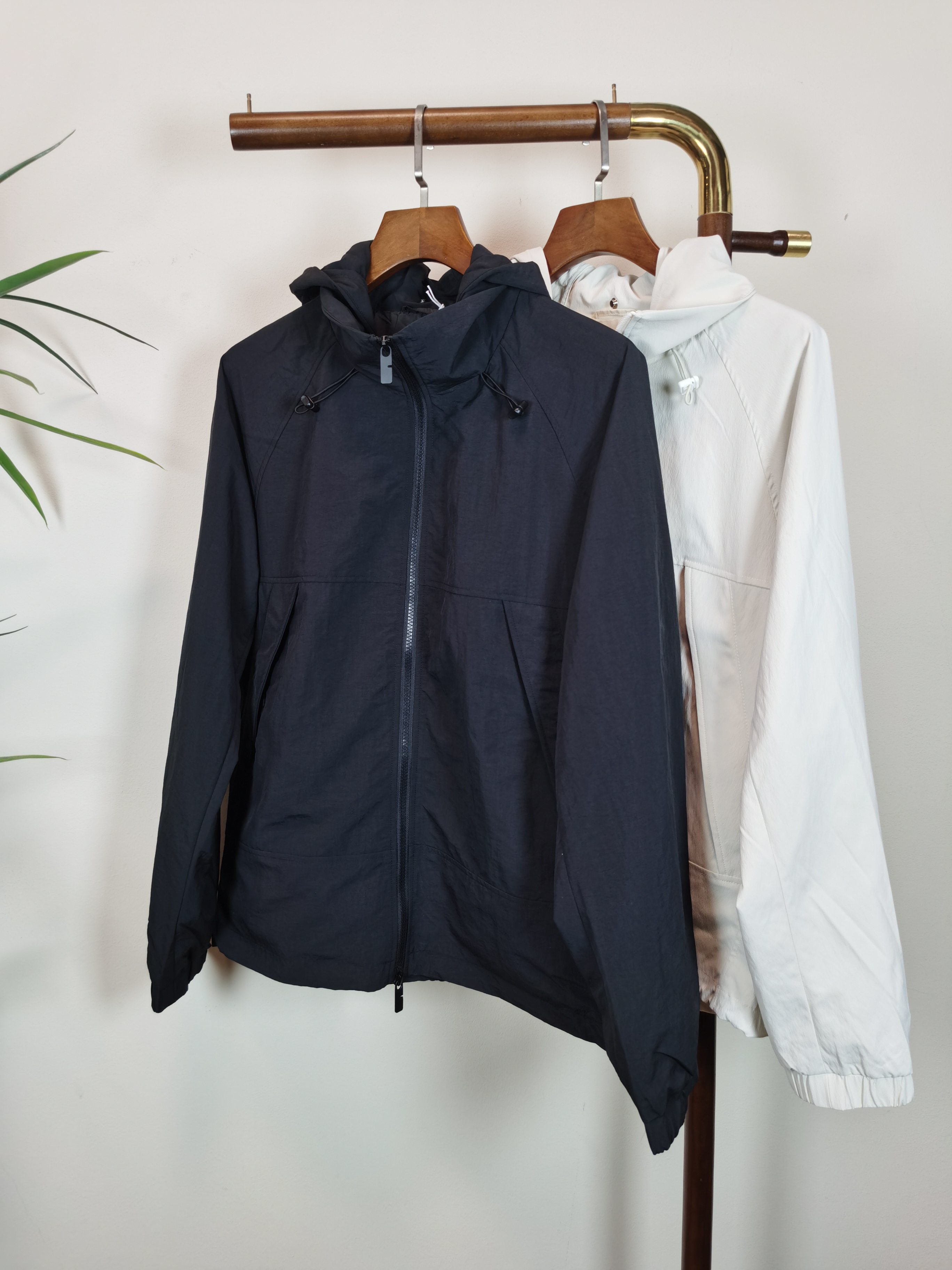 NO:538218,Burberry new jackets, hot style, 2025 autumn and winter new hot style counter new casual and fashionable jackets, super avant-garde design style, delicate and comfortable, very light and not easy to wrinkle. Multiple craftsmanship The overall design is quite visual, the upper body is casual and stylish, with a certain degree of clarity, absolutely recommended at the most cutting-edge temperament of fashion, a must-have for urban casual. Color beige black, code number M~3XL, burberry, jackets & coats, alexander wang19860909巴宝莉 外套新品 爆款 2025秋冬新款爆款专柜新款休闲时尚外套 超前卫设计风格 细腻舒适 穿着非常轻便不易起皱.多重重工艺 整体的设计颇具视觉感,上身休闲有型,有一定的挺括度,绝对走在时尚最尖端的气质感推荐,都市休闲必备. 颜色米白 黑色 码数M~3XL,,burberry,jackets & coats,alexander wang,Men's clothing