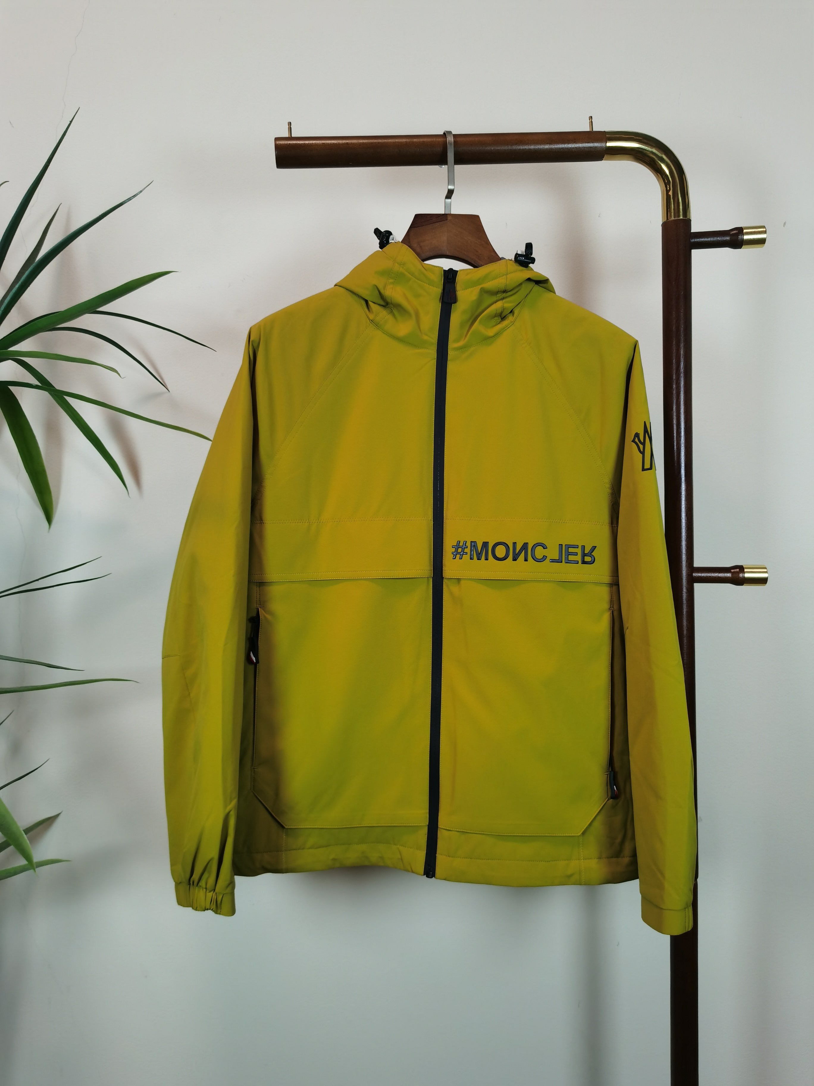 NO:538194,MONCLER Top quality The same style on the official website, complete with three standards!  2025 autumn and winter new men's jacket, fashionable and casual high-end version!  Customized fabrics in counters are impeccable in details, and the brand elements design concept reflects high quality. The feel is delicate and soft!  It is casually cut, with a great upper body style!  Color yellow code number M-3XL, Moncler, jackets & coats, jackets & coats, alexander wang19860909MONCLER 蒙口 顶级品质 官网同款,三标齐全！2025秋冬新款男士夹克外套,时尚休闲高端版本！专柜定制面料 细节无可挑剔,品牌元素设计理念,体现高品质.手感细腻柔软！呈现休闲裁剪,上身版型超赞！ 颜色黄色 码数M-3XL,,Moncler,jackets & coats,jackets & coats,alexander wang,Men's clothing