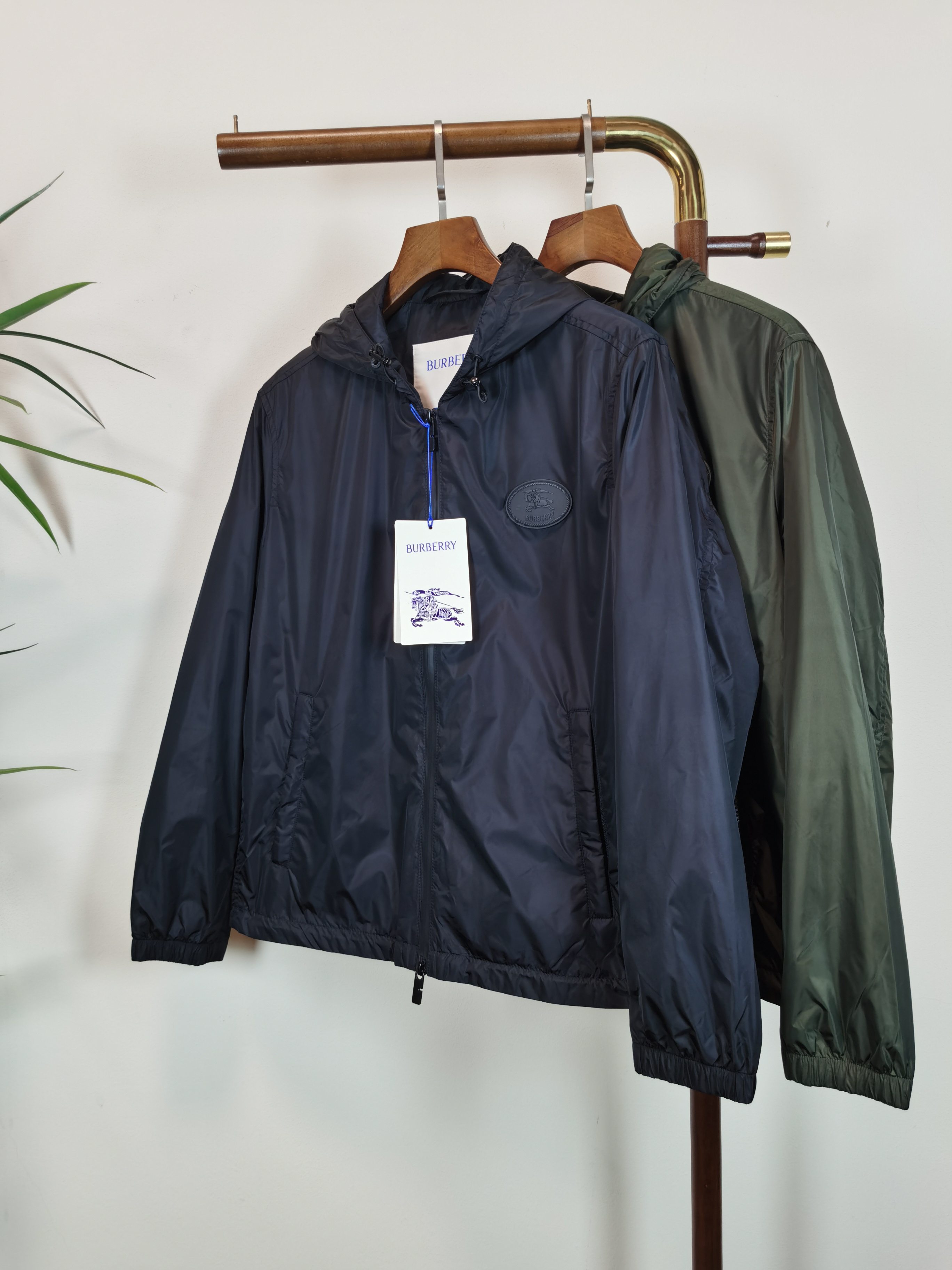 NO:538202,BBR Burberry Top Quality The same model on the official website, complete with three standards!  2025 autumn and winter new men's hooded jacket, with a large war horse logo on the back, a fashionable and casual high-end version!  Customized fabrics in counters are impeccable in details, and the brand elements design concept reflects high quality. The feel is delicate and soft!  It is casually cut, with a great upper body style!  Color blue green code number M-3XL, burberry, jackets & coats,hats,alexander wang19860909BBR 巴宝莉 顶级品质 官网同款,三标齐全！2025秋冬新款男士连帽外套,后有战马大logo 时尚休闲高端版本！专柜定制面料 细节无可挑剔,品牌元素设计理念,体现高品质.手感细腻柔软！呈现休闲裁剪,上身版型超赞！ 颜色蓝色 绿色 码数M-3XL,,burberry,jackets & coats,hats,alexander wang,Men's clothing