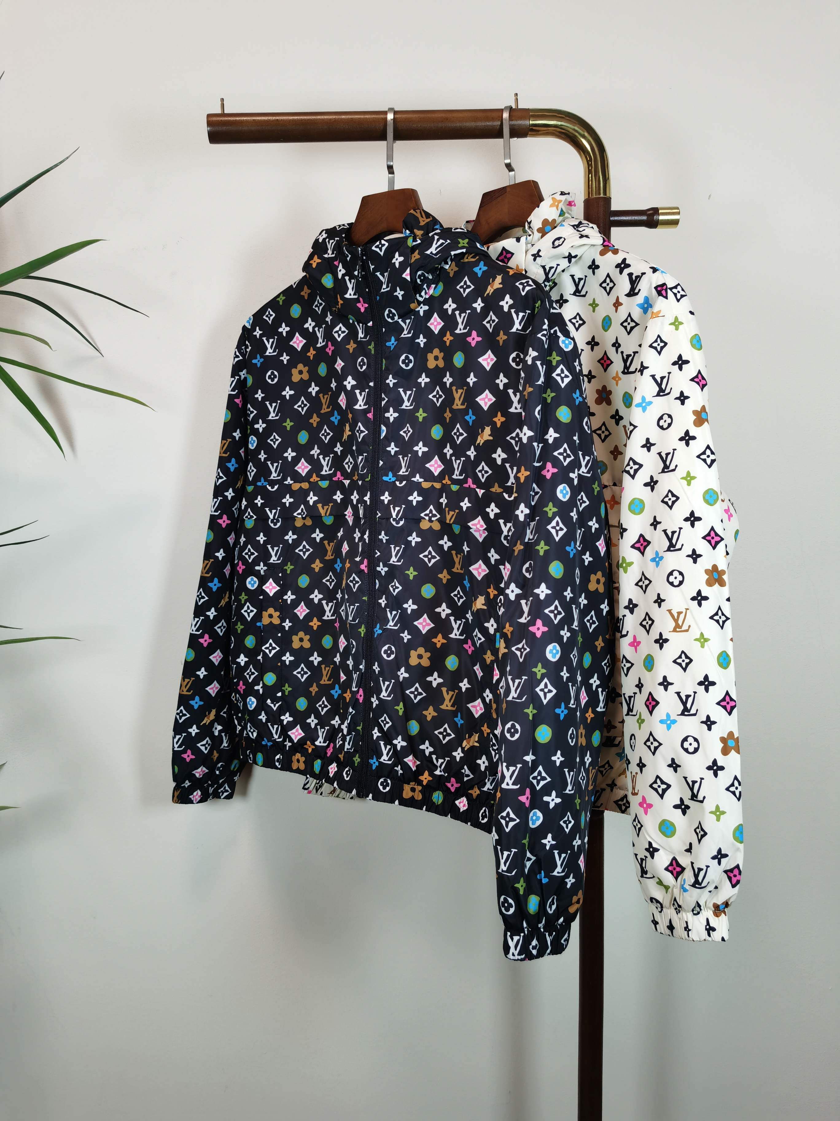 NO:539135,LV Donkey House, 25s classic presbyterian hooded jacket, dark gray base cloth is decorated with light gold Monogram print, high-end cotton blend is crisp and stylish. White button plaque + flip chest pocket design, hooded tailoring is both practical and luxurious. Metallic luster background sets off, interpreting the eternal fashion gene of LV. LV presbyterian hooded jacket | Light gold Monogram print collides with dark gray background, white button plaque and flip bag design, classic and street feeling coexist. High-end cotton blend, hooded tailoring, luxury must-have color black white Size M-3XL,,louis vuitton,louis vuitton,louis vuitton,jackets & coats,jackets & coats,hats,alexander wang19860909LV驴家、25s经典老花连帽夹克外套,深灰底布缀满浅金Monogram印花,高级棉质混纺挺括有型.白色纽扣开襟+翻盖胸袋设计,连帽剪裁兼顾实用与奢华.金属光泽背景衬托,诠释LV永恒时尚基因.LV老花连帽夹克｜浅金Monogram印花碰撞深灰底色,白色纽扣开襟与翻盖袋设计,经典与街头感并存.高级棉质混纺,连帽剪裁,奢潮必备 颜色黑色 白色 尺码M-3XL,,louis vuitton,louis vuitton,louis vuitton,jackets & coats,jackets & coats,hats,alexander wang,Men's clothing