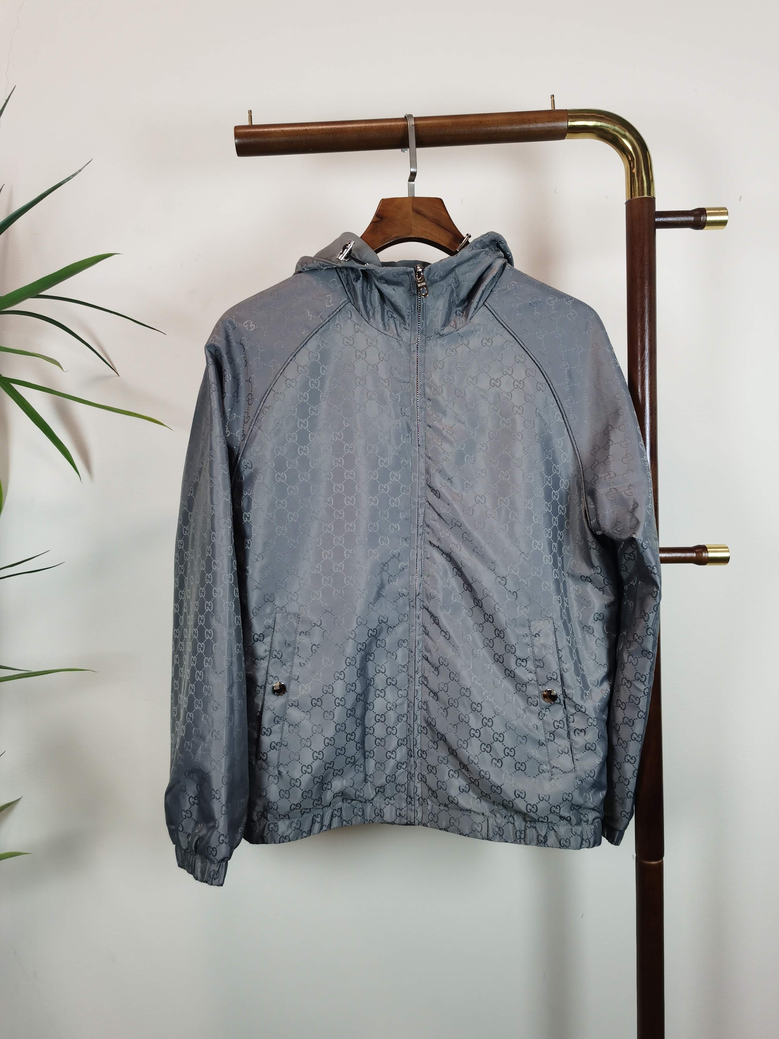 NO:550720,GUCCI Gucci 2025 autumn and winter new men's double-sided logo jacket, fashionable and casual high-end version!  Customized fabrics for counters are breathable and comfortable, with impeccable details, and the brand element design concept reflects high quality. The feel is delicate and soft!  It is casually cut, with a great upper body style!  Color red gray black blue code M-3XL, gucci,gucci,jackets & coats,jackets & coats,alexander wang19860909GUCCI 古驰 2025秋冬新款男士双面穿logo夹克外套,时尚休闲高端版本！专柜定制面料 透气舒适度高,细节无可挑剔,品牌元素设计理念,体现高品质.手感细腻柔软！呈现休闲裁剪,上身版型超赞！ 颜色红色 灰色 黑色 蓝色 码数M-3XL,,gucci,gucci,jackets & coats,jackets & coats,alexander wang,Men's clothing