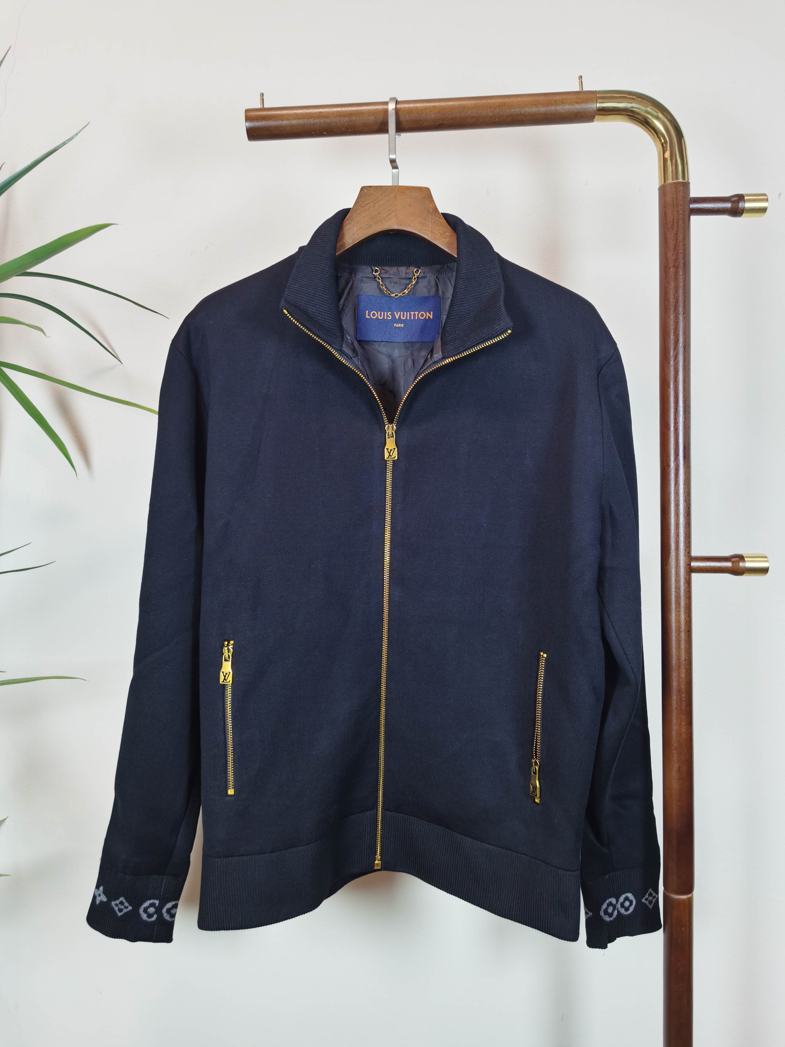 NO:538206,Counter [LV] Master made 2025 early autumn new casual jacket!  The counter is synchronized. The details are exquisite and high-end, and the brand logo is full of high-end feeling. The custom fabric shows more youthful and energetic. Custom high-end fabrics are crisp and stylish on the upper body, comfortable and not tight. The custom metal logo zipper is very classy, ​​and the clean and neat tailoring is full of urban style. Just wear it. It is the first choice for high-end fashion and fashionable people. The upper body effect is super good!  Color black grey code number M-3XL, louis vuitton,jackets & coats,alexander wang19860909专柜【LV】 大师制作 2025早秋新款休闲外套！专柜同步.细节精致高级,品牌logo高级感满满.定织面料更显年轻活力,定制高端面料,上身挺括有型,舒适不紧绷.定制金属logo拉链非常有档次,干净利落的剪裁都市风十足,穿上心情就好,高端潮流时尚人士首选,上身效果超级好看！ 颜色黑色 灰色 码数M-3XL,,louis vuitton,jackets & coats,alexander wang,Men's clothing