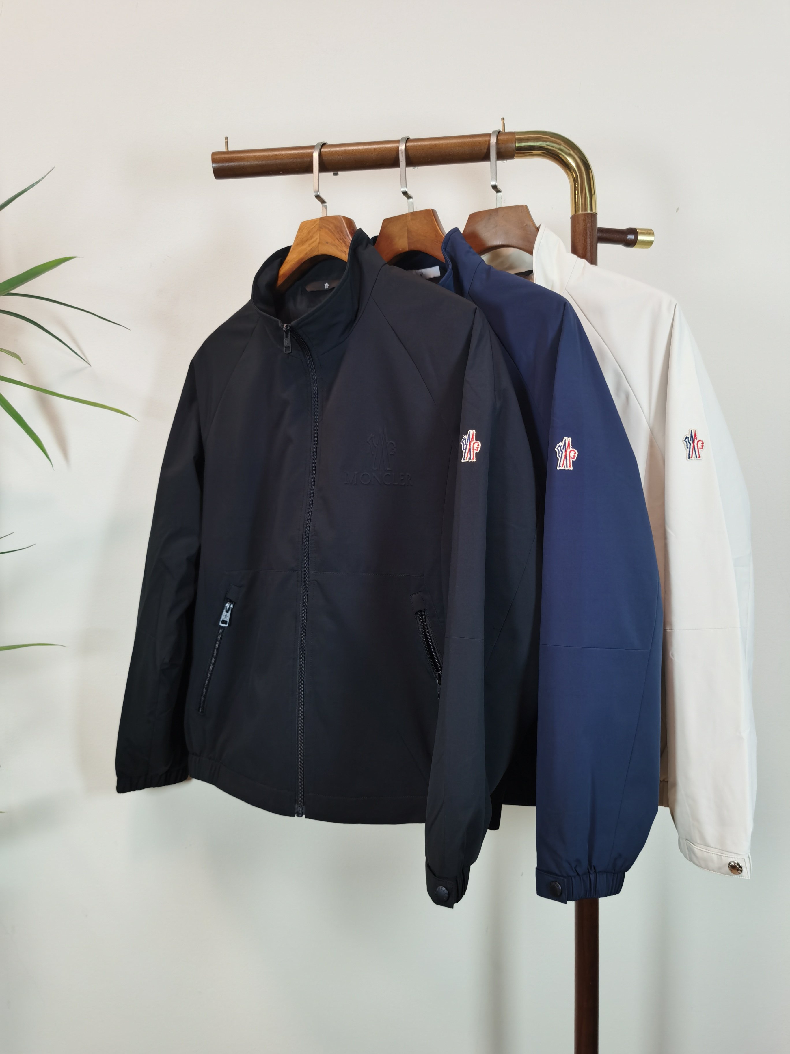 NO:550723,MONCLER Top quality The same style on the official website, complete with three standards!  2025 autumn and winter new men's jacket, fashionable and casual high-end version!  Customized fabrics in counters are impeccable in details, and the brand elements design concept reflects high quality. The feel is delicate and soft!  It is casually cut, with a great upper body style!  Color blue black beige code M-3XL, Moncler, jackets & coats, jackets & coats, alexander wang19860909MONCLER 蒙口 顶级品质 官网同款,三标齐全！2025秋冬新款男士夹克外套,时尚休闲高端版本！专柜定制面料 细节无可挑剔,品牌元素设计理念,体现高品质.手感细腻柔软！呈现休闲裁剪,上身版型超赞！ 颜色蓝色 黑色 米白 码数M-3XL,,Moncler,jackets & coats,jackets & coats,alexander wang,Men's clothing