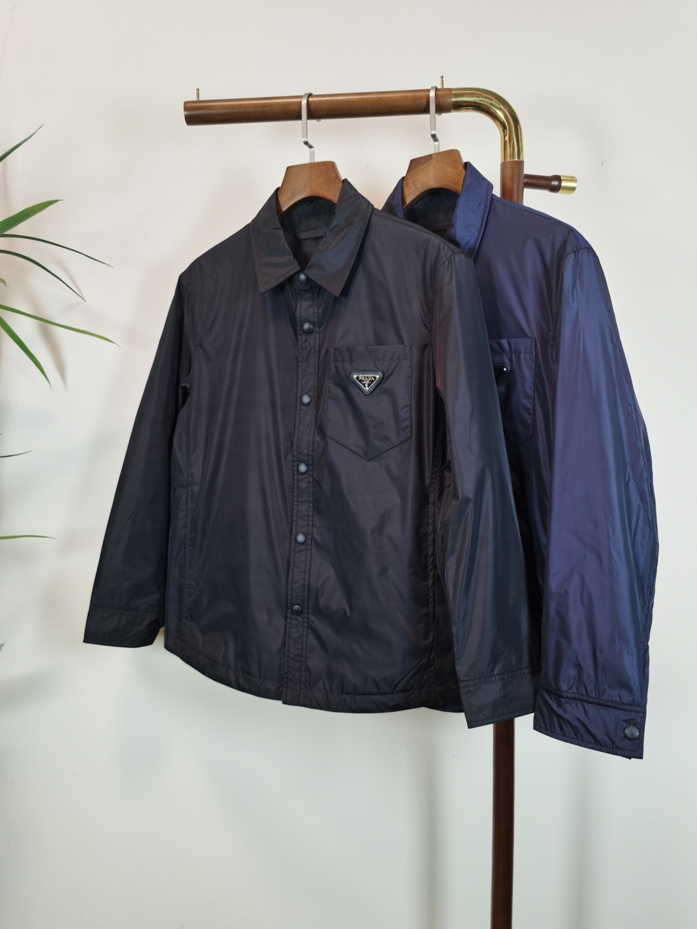 NO:538190,PRA*DA New jacket, new products are on sale!  Black and blue high-end versatile pragmatism is not sensational!  Limited editions in Hong Kong, Macao and Taiwan!  !  The three-dimensional cutting material is not easy to pleat. The material is breathable and comfortable, undertaken by foreign trade companies, and the material is exquisite and delicate. It seems to be Prada's patented high-quality custom chest pocket triangle logo design!  Integrating with modern people's life forms, not only in the material, color and style, but also in the life philosophy behind the design coincides with modern people's dual mentality of pursuing personal practicality and fashion aesthetics, and achieves a perfect balance between function and aesthetics. It is not only a display of fashion trends, but also the ultimate of modern aesthetics. Another alternative is mature style, black and blue color number M-3XL, prada, prada, jackets & coats, jackets & coats, alexander wang19860909PRA*DA 普拉达 新款夹克外套,新品发售！黑色蓝色高级百搭实用主义不哗众取宠！港澳台地区限定款！！立体裁剪材质不易褶皱材质透气舒适、外贸公司承接、材质精致细腻似乎是普拉达专利品质上乘 定制胸前口袋三角logo设计！与现代人生活形态水乳相融,不仅在材料、颜色与款式工夫,设计背后的生活哲学正巧契合现代人追求切身实用与流行美观的双重心态,在机能与美学之间取得完美平衡,不但是时尚潮流的展现,更是现代美学的极致.的另一种选择替代风格成熟、 颜色黑色 蓝色 码数M-3XL,,prada,prada,jackets & coats,jackets & coats,alexander wang,Men's clothing