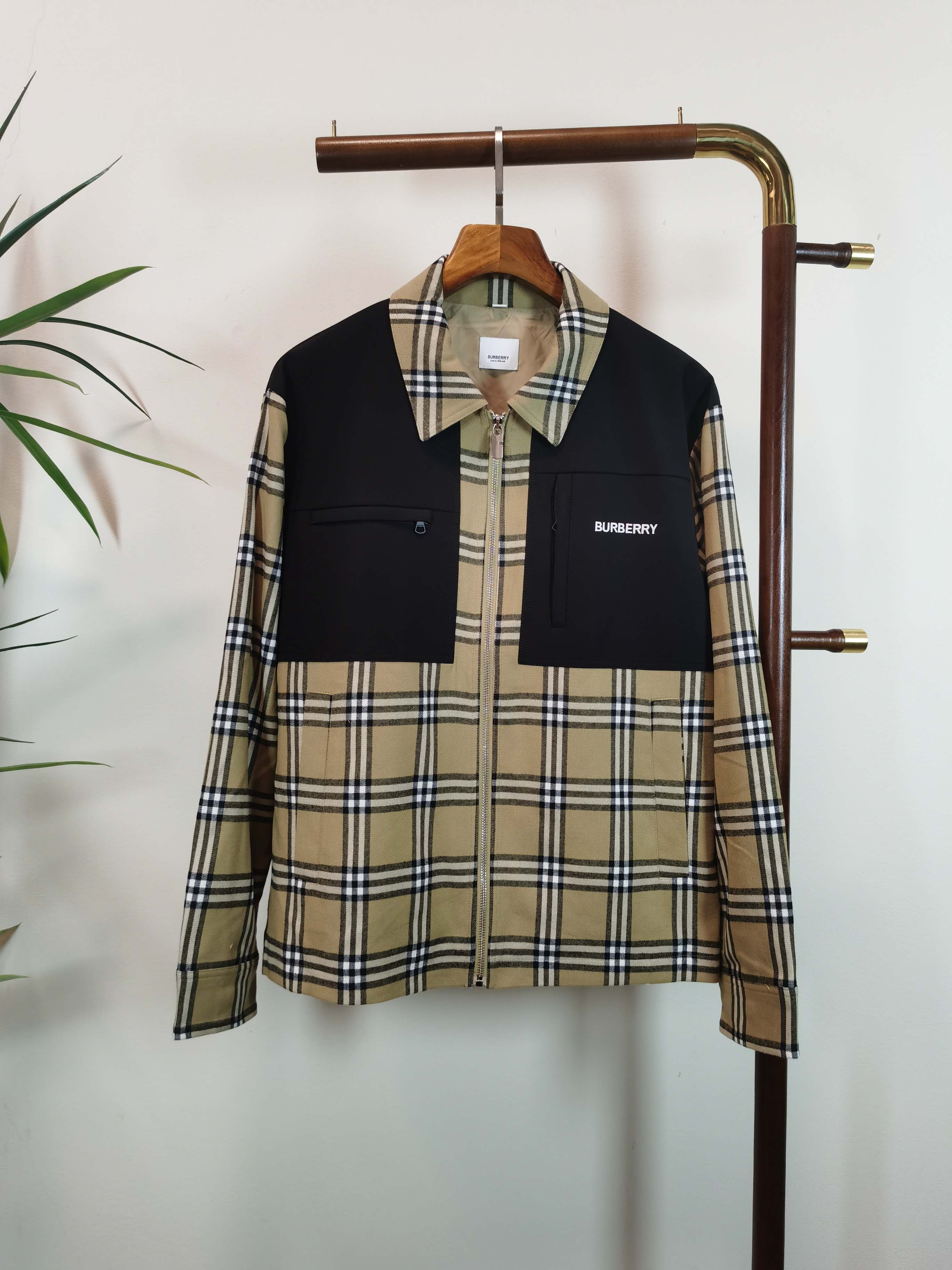 NO:538208,BBR Burberry exclusively offers the latest autumn and winter fashion jackets, a jacket with a classic design and great appearance, and the quality is even more unscrupulous. You can buy it directly, which is not to be mistaken for high-end products! Through the detailed pictures, you can feel its powerful aura, and the effect of gathering and keeping warm is significant. There is no need to worry about the chill at all! It is both fashionable and functional, and the whole style looks more luxurious and elegant! Size M-3XL, burberry, jackets & coats, jackets & coats, alexander wang19860909BBR 巴宝莉独家客供最新秋冬时尚夹克,经典设计感与颜值爆棚的外套,品质更是无法挑剔品控可以直接入手,不容过错的高端臻品！通过细节图片便可感受到它强悍的气场,聚温保暖效果显著,完全不用担心会有一点寒意！时尚与功能性兼备,整款显得更加的奢华大气！ 尺码M-3XL,,burberry,jackets & coats,jackets & coats,alexander wang,Men's clothing