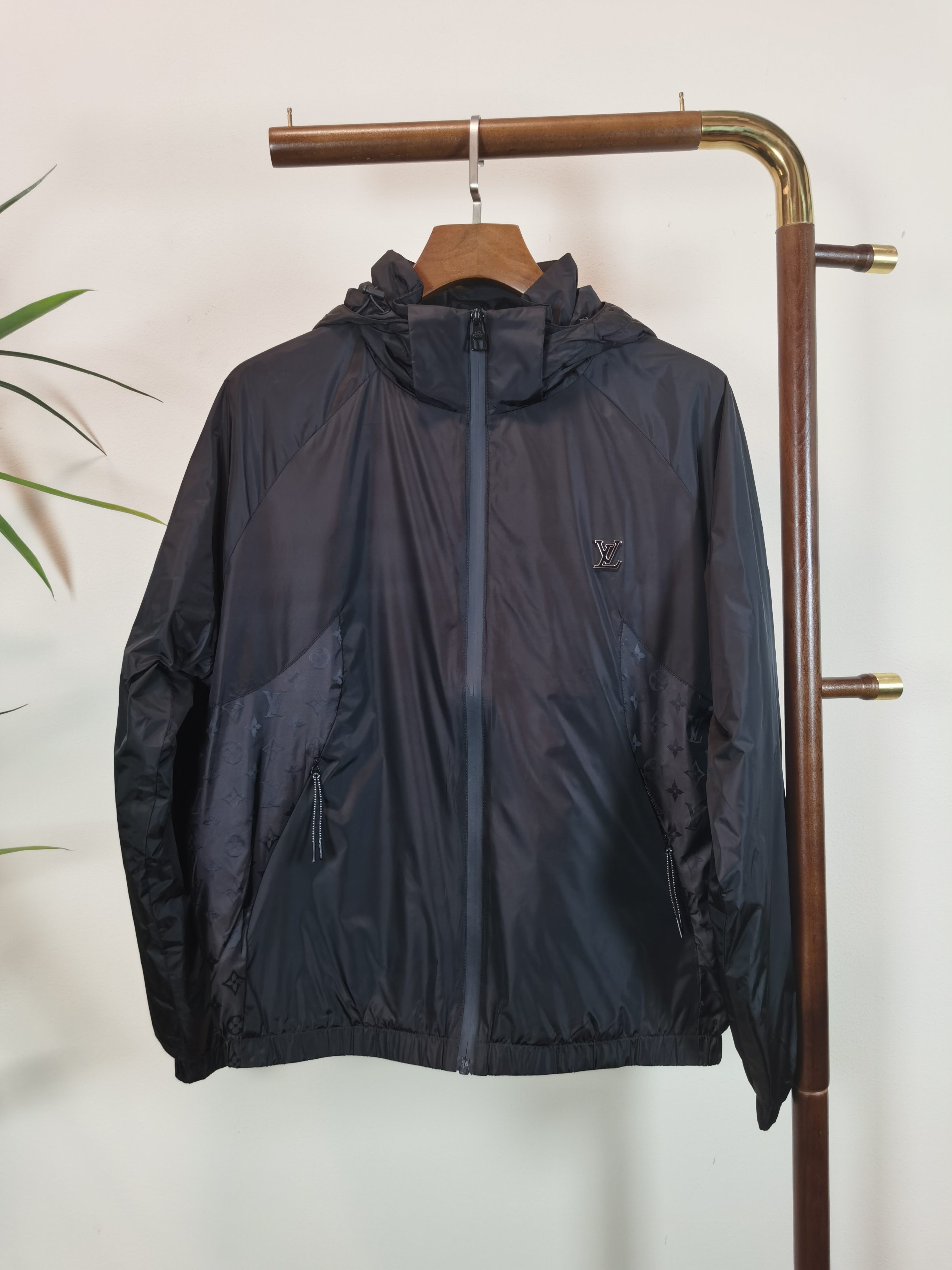 NO:538201,LV Louis Vuitton Top Quality The same model on the official website, complete with three standards!  2025 autumn and winter new men's jacket, fashionable and casual high-end version!  Customized fabrics in counters are impeccable in details, and the brand elements design concept reflects high quality. The feel is delicate and soft!  It is casually cut, with a great upper body style!  Color black code number M-3XL, louis vuitton,louis vuitton,jackets & coats,jackets & coats,alexander wang19860909LV 路易威登 顶级品质 官网同款,三标齐全！2025秋冬新款男士夹克外套,时尚休闲高端版本！专柜定制面料 细节无可挑剔,品牌元素设计理念,体现高品质.手感细腻柔软！呈现休闲裁剪,上身版型超赞！ 颜色黑色 码数M-3XL,,louis vuitton,louis vuitton,jackets & coats,jackets & coats,alexander wang,Men's clothing