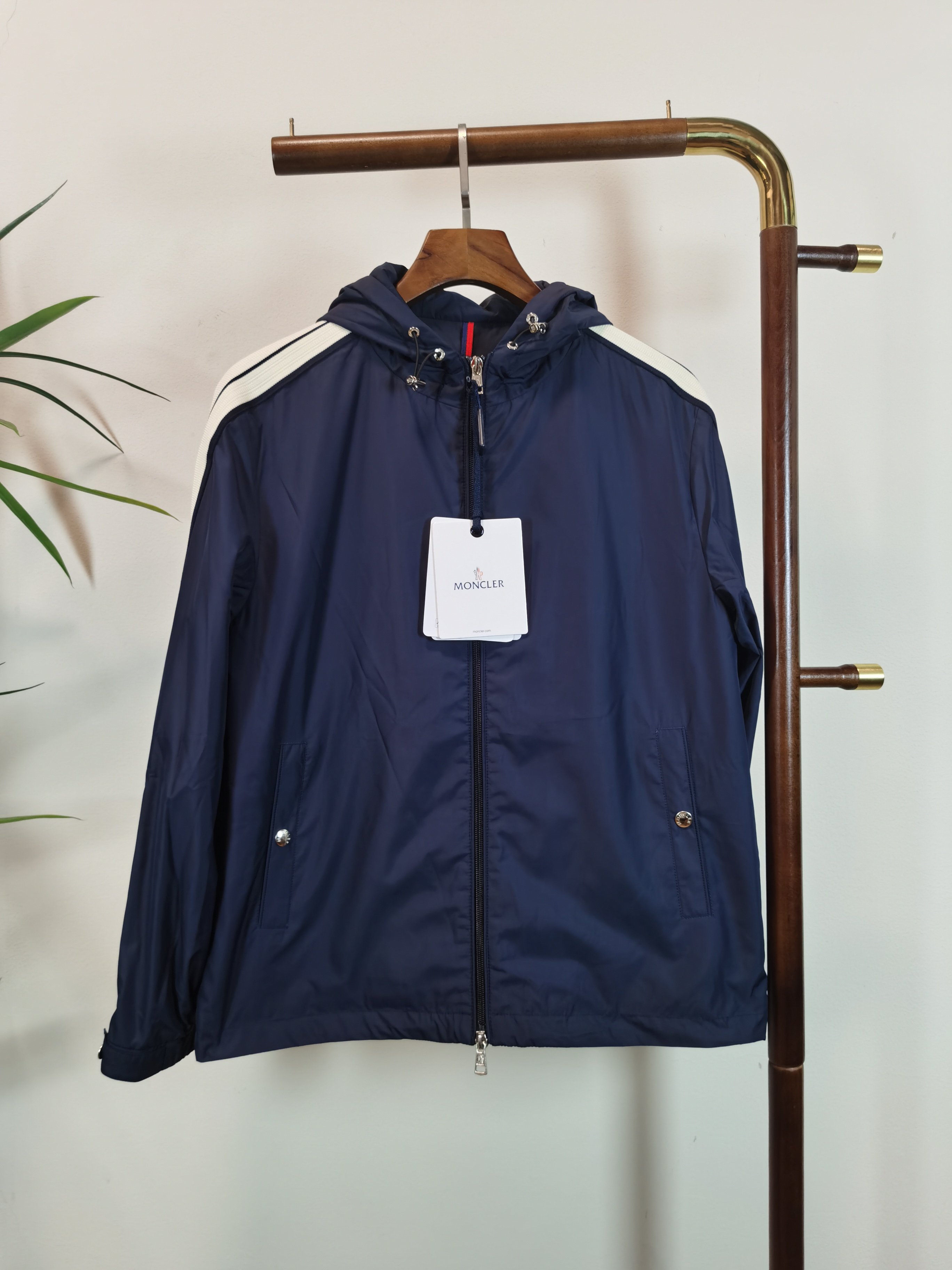 NO:538204,MONCLER Top quality The same style on the official website, complete with three standards!  2025 autumn and winter new men's jacket, fashionable and casual high-end version!  Customized fabrics in counters are impeccable in details, and the brand elements design concept reflects high quality. The feel is delicate and soft!  It is casually cut, with a great upper body style!  Color blue code number M-3XL, Moncler, jackets & coats, jackets & coats, alexander wang19860909MONCLER 蒙口 顶级品质 官网同款,三标齐全！2025秋冬新款男士夹克外套,时尚休闲高端版本！专柜定制面料 细节无可挑剔,品牌元素设计理念,体现高品质.手感细腻柔软！呈现休闲裁剪,上身版型超赞！ 颜色蓝色 码数M-3XL,,Moncler,jackets & coats,jackets & coats,alexander wang,Men's clothing