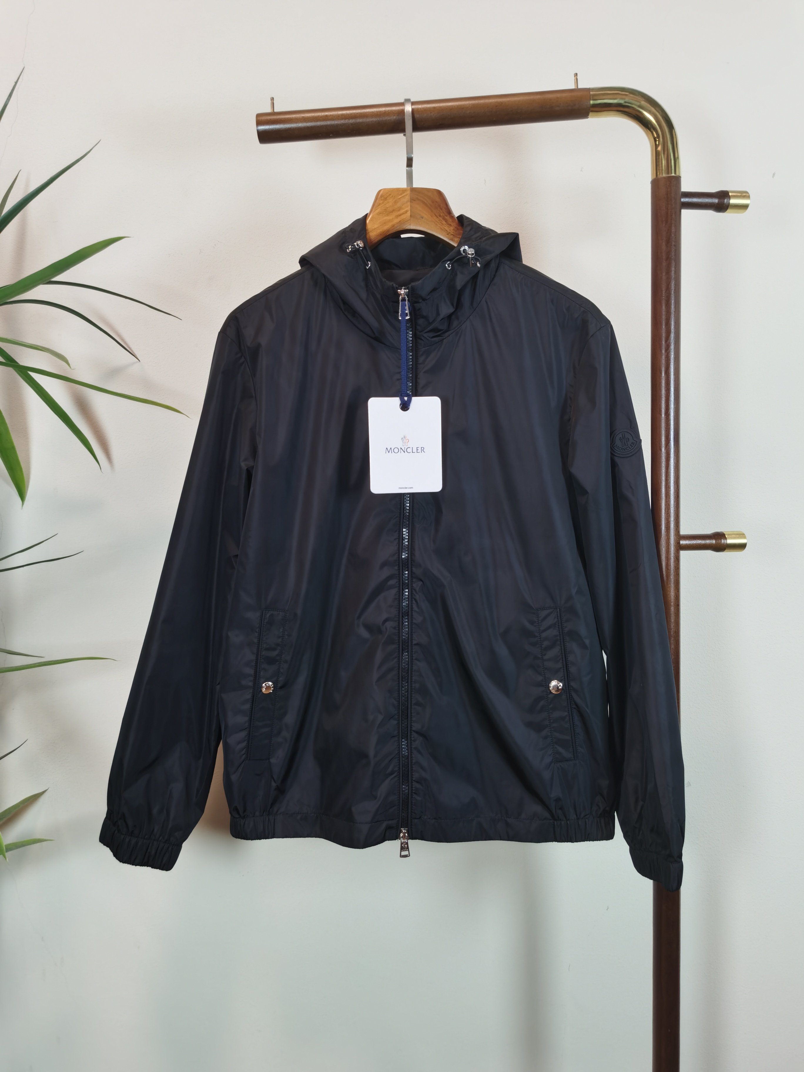 NO:538207,MONCLER Top quality The same style on the official website, complete with three standards!  2025 autumn and winter new men's jacket, fashionable and casual high-end version!  Customized fabrics in counters are impeccable in details, and the brand elements design concept reflects high quality. The feel is delicate and soft!  It is casually cut, with a great upper body style!  Color black code number M-3XL, Moncler, jackets & coats, jackets & coats, alexander wang19860909MONCLER 蒙口 顶级品质 官网同款,三标齐全！2025秋冬新款男士夹克外套,时尚休闲高端版本！专柜定制面料 细节无可挑剔,品牌元素设计理念,体现高品质.手感细腻柔软！呈现休闲裁剪,上身版型超赞！ 颜色黑色 码数M-3XL,,Moncler,jackets & coats,jackets & coats,alexander wang,Men's clothing