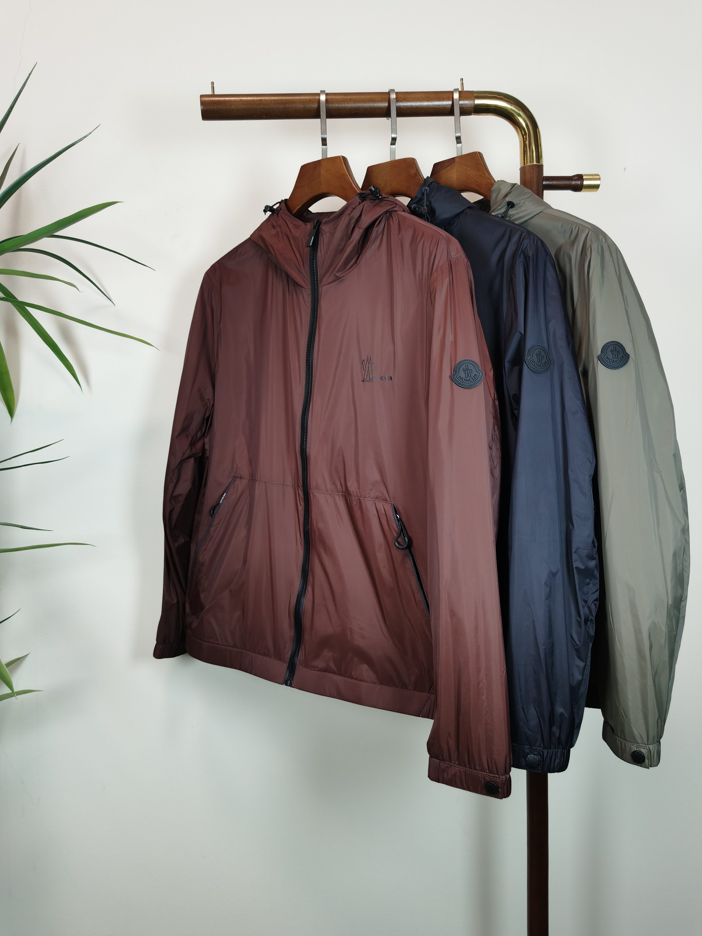 NO:517243,MONCLER Top quality The same style on the official website, complete with three standards!  2025 autumn and winter new men's jacket, fashionable and casual high-end version!  Customized fabrics in counters are impeccable in details, and the brand elements design concept reflects high quality. The feel is delicate and soft!  It is casually cut, with a great upper body style!  Color red black military green code M-3XL, Moncler, jackets & coats, jackets & coats, alexander wang19860909MONCLER 蒙口 顶级品质 官网同款,三标齐全！2025秋冬新款男士夹克外套,时尚休闲高端版本！专柜定制面料 细节无可挑剔,品牌元素设计理念,体现高品质.手感细腻柔软！呈现休闲裁剪,上身版型超赞！ 颜色枣红 黑色 军绿 码数M-3XL,,Moncler,jackets & coats,jackets & coats,alexander wang,Men's clothing