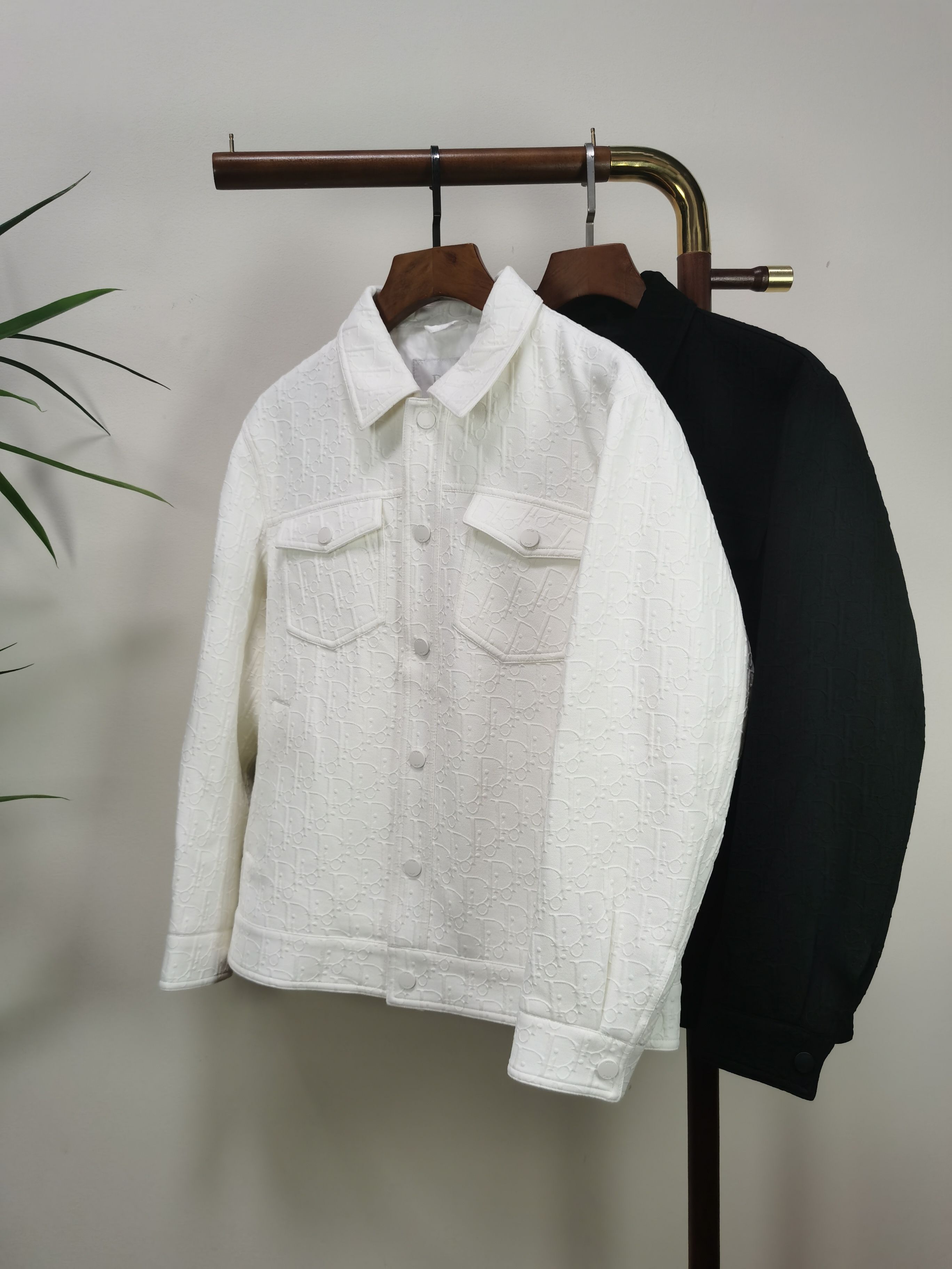 NO:541144,DIOR Top quality The same model on the official website, complete with three standards!  2025 autumn and winter new men's jacket, fashionable and casual high-end version!  Customized fabrics for counters are breathable and comfortable, with impeccable details, and the brand element design concept reflects high quality. The feel is delicate and soft!  It is casually cut, with a great upper body style!  Color black white Number of codes 48-56,,dior,dior,jackets & coats,jackets & coats,alexander wang19860909DIOR 迪奥 顶级品质 官网同款,三标齐全！2025秋冬新款男士夹克外套,时尚休闲高端版本！专柜定制面料 透气舒适度高,细节无可挑剔,品牌元素设计理念,体现高品质.手感细腻柔软！呈现休闲裁剪,上身版型超赞！ 颜色黑色 白色 码数48-56,,dior,dior,jackets & coats,jackets & coats,alexander wang,Men's clothing