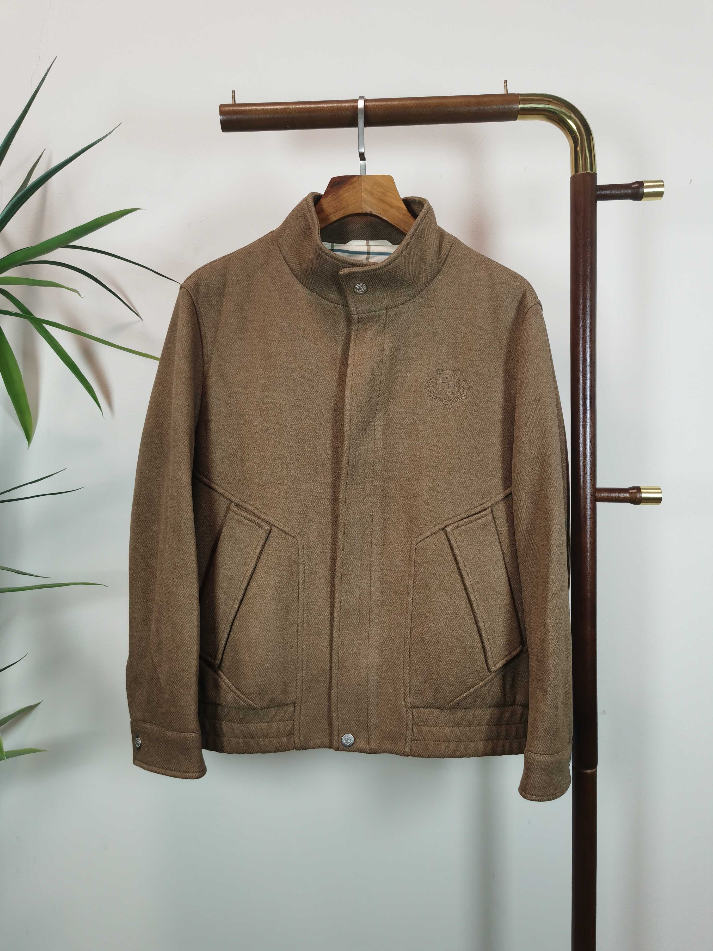 NO:547821,LP old money, top quality, the same model as the official website, complete with three standards!  2025 new autumn and winter men's jackets, fashionable and casual high-end version!  Custom-made fabrics at the counter are highly breathable and comfortable, with impeccable details and brand element design concepts, reflecting high quality. It feels delicate and soft!  It presents a casual cut and the upper body shape is awesome!  Color Brown Gray Off-white Size 48-56,,loro piana,jackets & coats,jackets & coats,alexander wang19860909LP 老钱 顶级品质 官网同款,三标齐全！2025秋冬新款男士夹克外套,时尚休闲高端版本！专柜定制面料 透气舒适度高,细节无可挑剔,品牌元素设计理念,体现高品质.手感细腻柔软！呈现休闲裁剪,上身版型超赞！ 颜色咖色 灰色 米白 码数48-56,,loro piana,jackets & coats,jackets & coats,alexander wang,Men's clothing