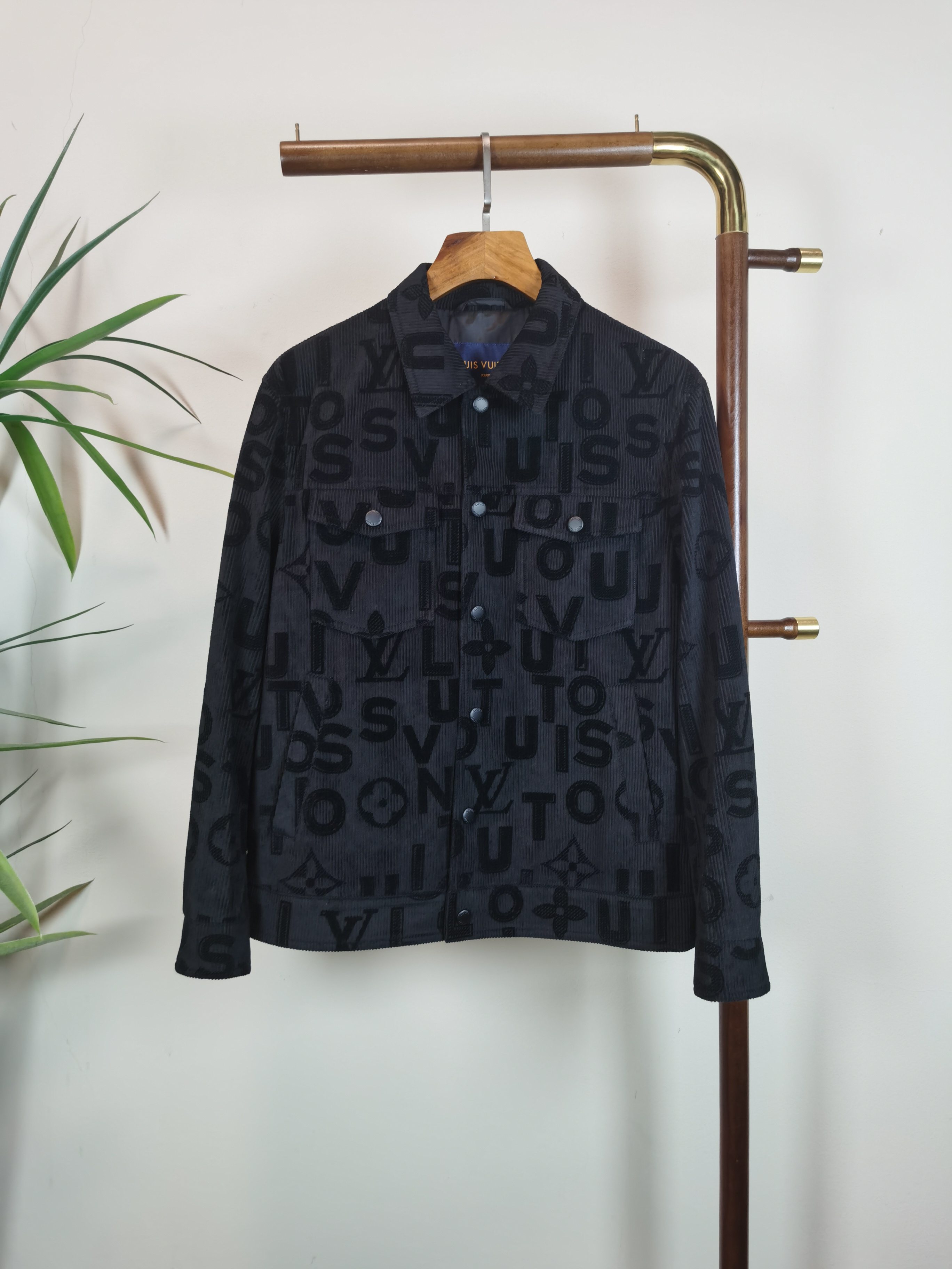 NO:539129,Counter [LV] Master made 2025 autumn and winter new casual jacket!  The counter is synchronized. The details are exquisite and high-end, and the brand logo is full of high-end feeling. The custom fabric shows more youthful and energetic. Custom high-end fabrics are crisp and stylish on the upper body, comfortable and not tight. The custom metal logo zipper is very classy, ​​and the clean and neat tailoring is full of urban style. Just wear it. It is the first choice for high-end fashion and fashionable people. The upper body effect is super good!  Color black code number 48-56, louis vuitton,jackets & coats,alexander wang19860909专柜【LV】 大师制作 2025秋冬新款休闲外套！专柜同步.细节精致高级,品牌logo高级感满满.定织面料更显年轻活力,定制高端面料,上身挺括有型,舒适不紧绷.定制金属logo拉链非常有档次,干净利落的剪裁都市风十足,穿上心情就好,高端潮流时尚人士首选,上身效果超级好看！ 颜色黑色 码数48-56,,louis vuitton,jackets & coats,alexander wang,Men's clothing