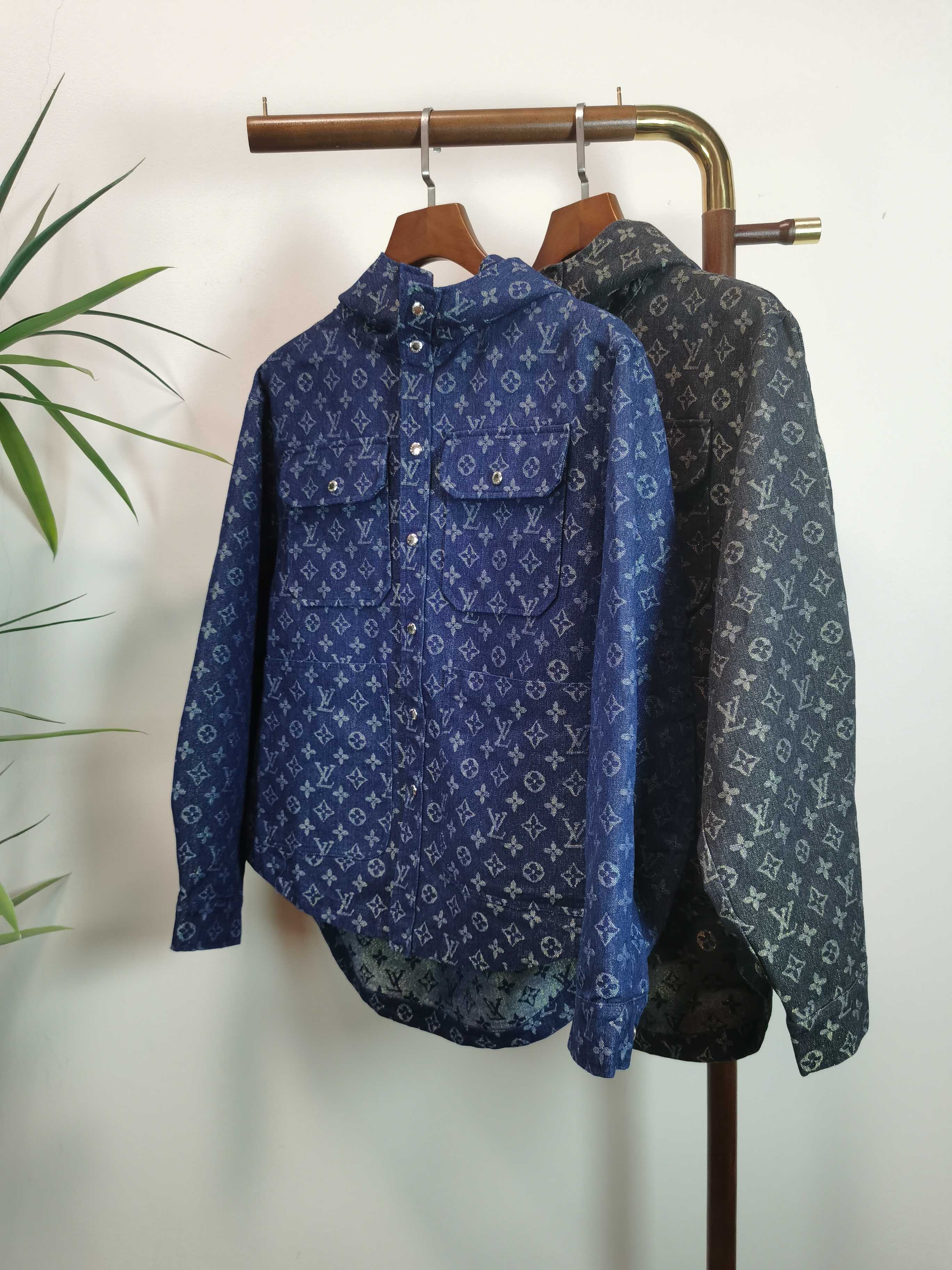 NO:541140,2025 Early Autumn Show LV Colored Down Denim Jacket This wash indigo inner down denim jacket is made of jacquard Monogram Craggy pattern, and scattered color elements are selected from the textured jacquard fabric. The left pocket is decorated with a 1*v pattern. The wavy edges over the shoulders add a playful atmosphere to this casual and exquisite item Monogram Craggy jacquard fabric is decorated with colorful jacquard details Color black blue Number 48-56,,louis vuitton,jackets & coats,down jacket,alexander wang198609092025早秋走秀款LV彩色羽绒牛仔夹克 这款水洗靛蓝内里羽绒牛仔夹克采用提花 Monogram Craggy 图案精制而成,并在纹理提花面料中挑选出分散的彩色元素.左口袋上饰有 1*v 图案.过肩的波浪边为这款休闲而精致的单品增添了俏皮气息 Monogram Craggy 通体提花面料,饰有彩色提花细节  颜色黑色 蓝色  码数48-56,,louis vuitton,jackets & coats,down jacket,alexander wang,Men's clothing