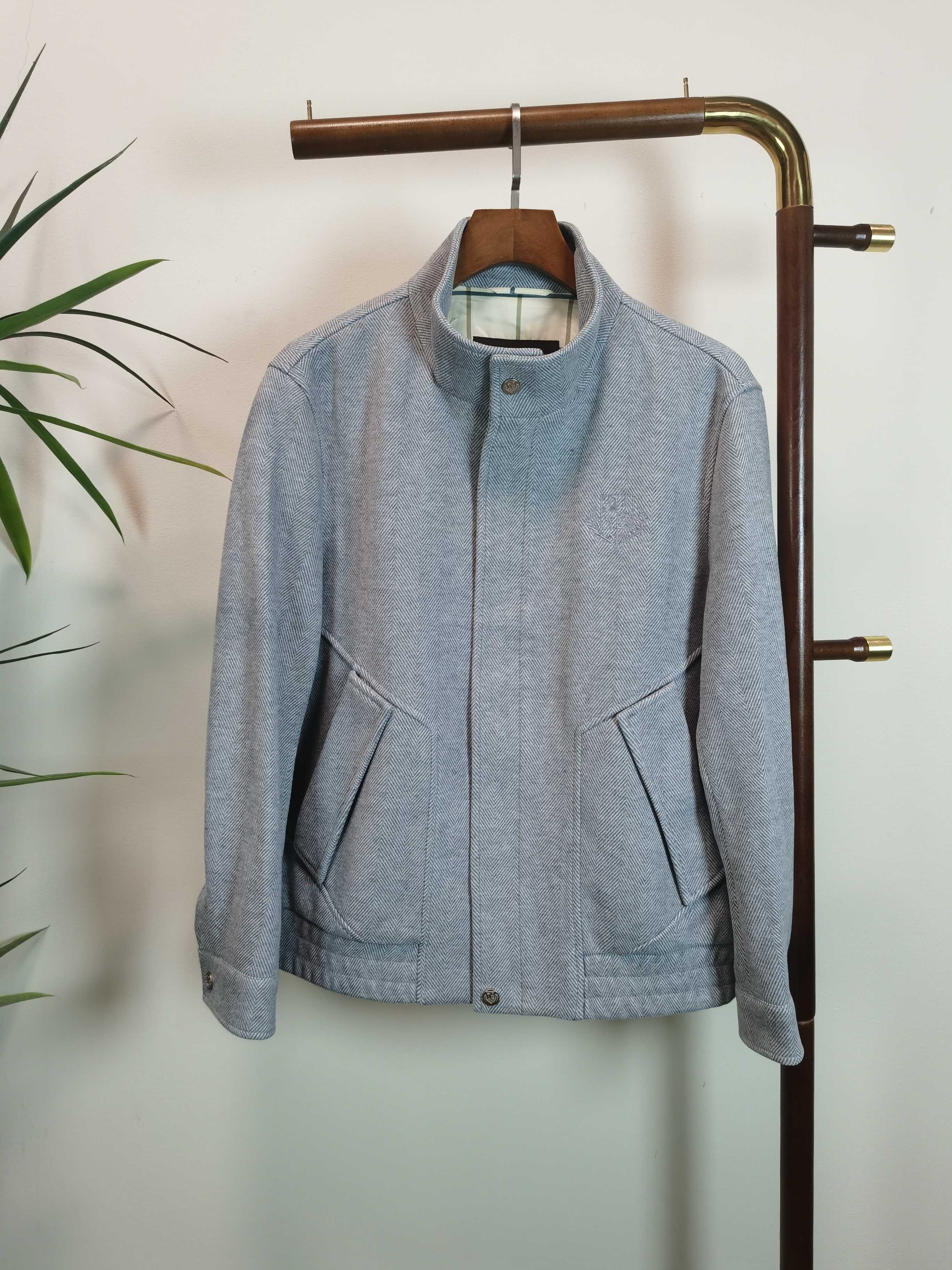 NO:539146,LP Lao Qian Top Quality The same model on the official website, complete with three standards!  2025 autumn and winter new men's jacket, fashionable and casual high-end version!  Customized fabrics for counters are breathable and comfortable, with impeccable details, and the brand element design concept reflects high quality. The feel is delicate and soft!  It is casually cut, with a great upper body style!  Color brown gray beige code 48-56, loro piano, jackets & coats, jackets & coats, alexander wang19860909LP 老钱 顶级品质 官网同款,三标齐全！2025秋冬新款男士夹克外套,时尚休闲高端版本！专柜定制面料 透气舒适度高,细节无可挑剔,品牌元素设计理念,体现高品质.手感细腻柔软！呈现休闲裁剪,上身版型超赞！ 颜色咖色 灰色 米白 码数48-56,,loro piana,jackets & coats,jackets & coats,alexander wang,Men's clothing