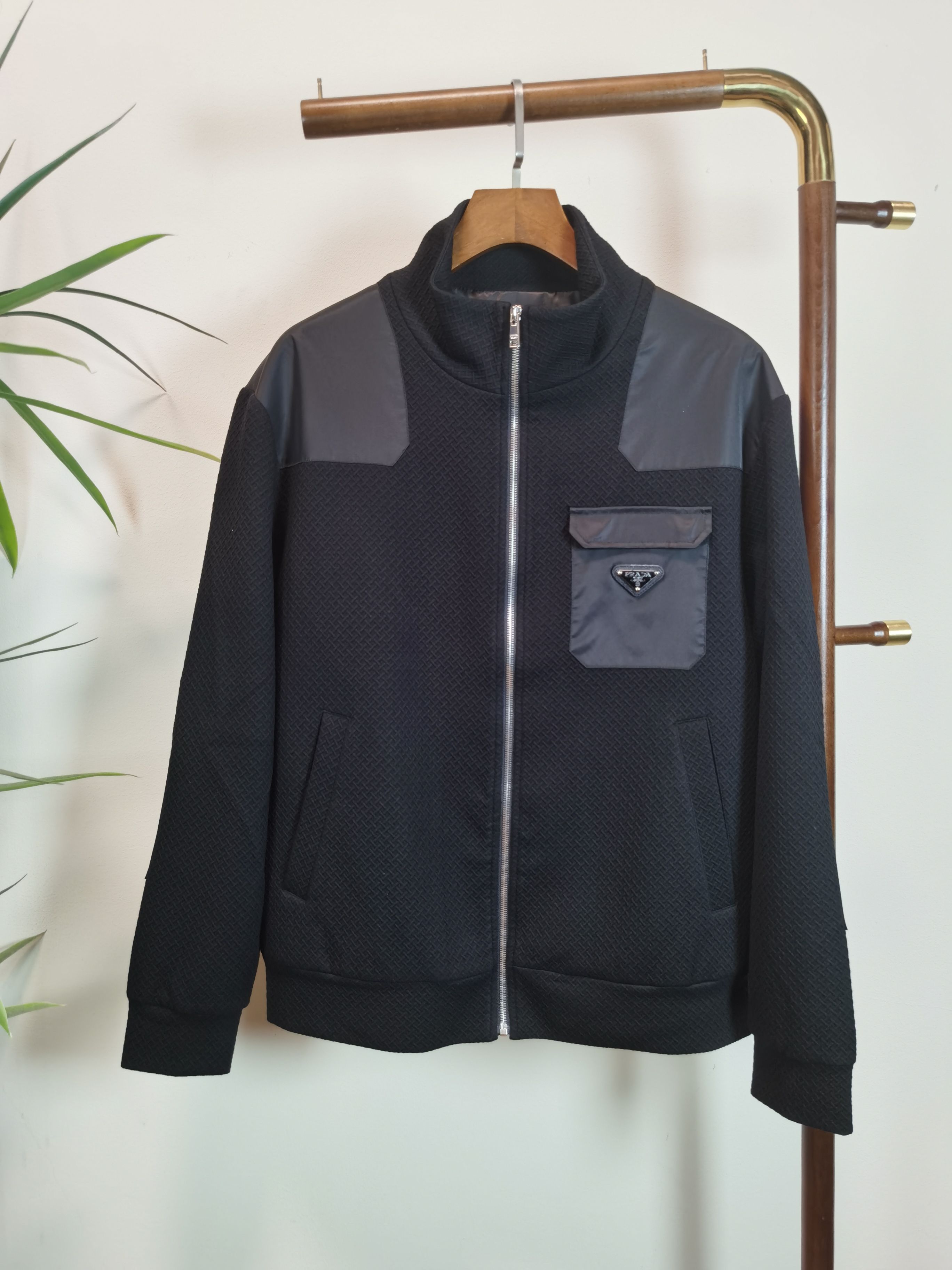 NO:539149,PRADA 2025 new jacket jacket!  This year's counter is authentic, handsome and cool for men, fashionable and urban versatile style, specially equipped with customized fabrics, which are not a product that can be compared with ordinary fabrics. A very charming design with very intimate details. It is very difficult to make such a textured fabric. It is a very technical one. Details determine the high-end. The minimalist design elements of the season, a must-have item for trendy men, and a perfect version. It is highly recommended!  Color. Black Size 48-56, prada, jackets & coats, jackets & coats, alexander wang19860909PRADA 2025新款 夹克外套！今年的专柜正品,男士帅酷爆款 时尚都市百搭款,特供定制面料,不是一般面料所能对比的产品.非常极具魅力的设计,细节非常到位,这么有质感面料做出来非常有难度,要非常讲究技术的一款,细节决定高端.极简当季的设计元素,潮男必备单品,完美版型,强烈推荐！ 颜色.黑色 尺码48-56,,prada,jackets & coats,jackets & coats,alexander wang,Men's clothing