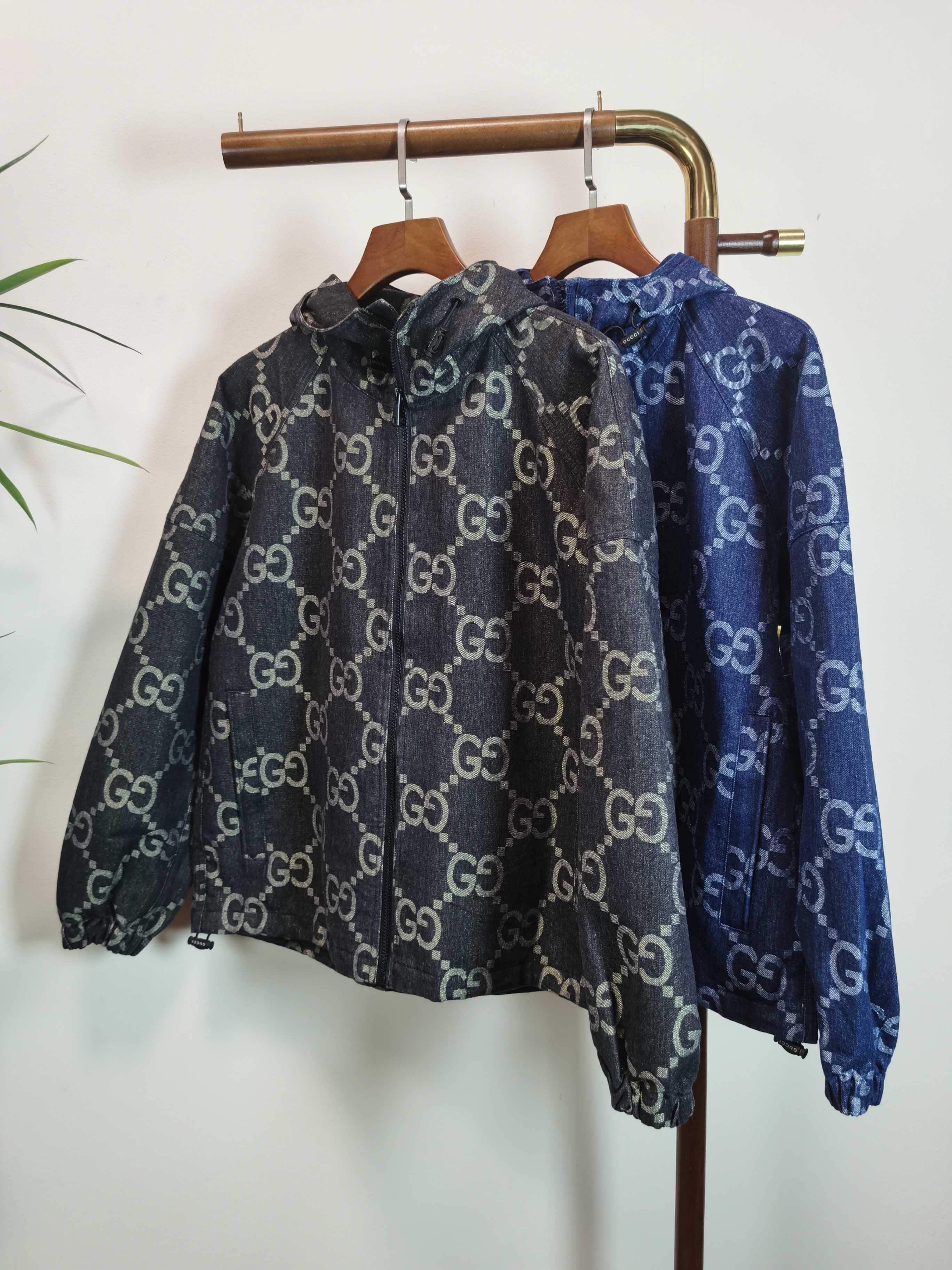 NO:547842,Counter [GUCCI] Master made new casual jackets in autumn and winter!  The counter is synchronized. The details are exquisite and high-end, and the brand logo is full of high-end feeling. The custom fabric shows more youthful and energetic. Custom high-end fabrics are crisp and stylish on the upper body, comfortable and not tight. The custom metal logo zipper is very classy, ​​and the clean and neat tailoring is full of urban style. Just wear it. It is the first choice for high-end fashion and fashionable people. The upper body effect is super good!  Color black blue code count 48-56, gucci,jackets & coats,alexander wang19860909专柜【GUCCI】 大师制作 秋冬新款休闲外套！专柜同步.细节精致高级,品牌logo高级感满满.定织面料更显年轻活力,定制高端面料,上身挺括有型,舒适不紧绷.定制金属logo拉链非常有档次,干净利落的剪裁都市风十足,穿上心情就好,高端潮流时尚人士首选,上身效果超级好看！ 颜色黑色 蓝色 码数48-56,,gucci,jackets & coats,alexander wang,Men's clothing