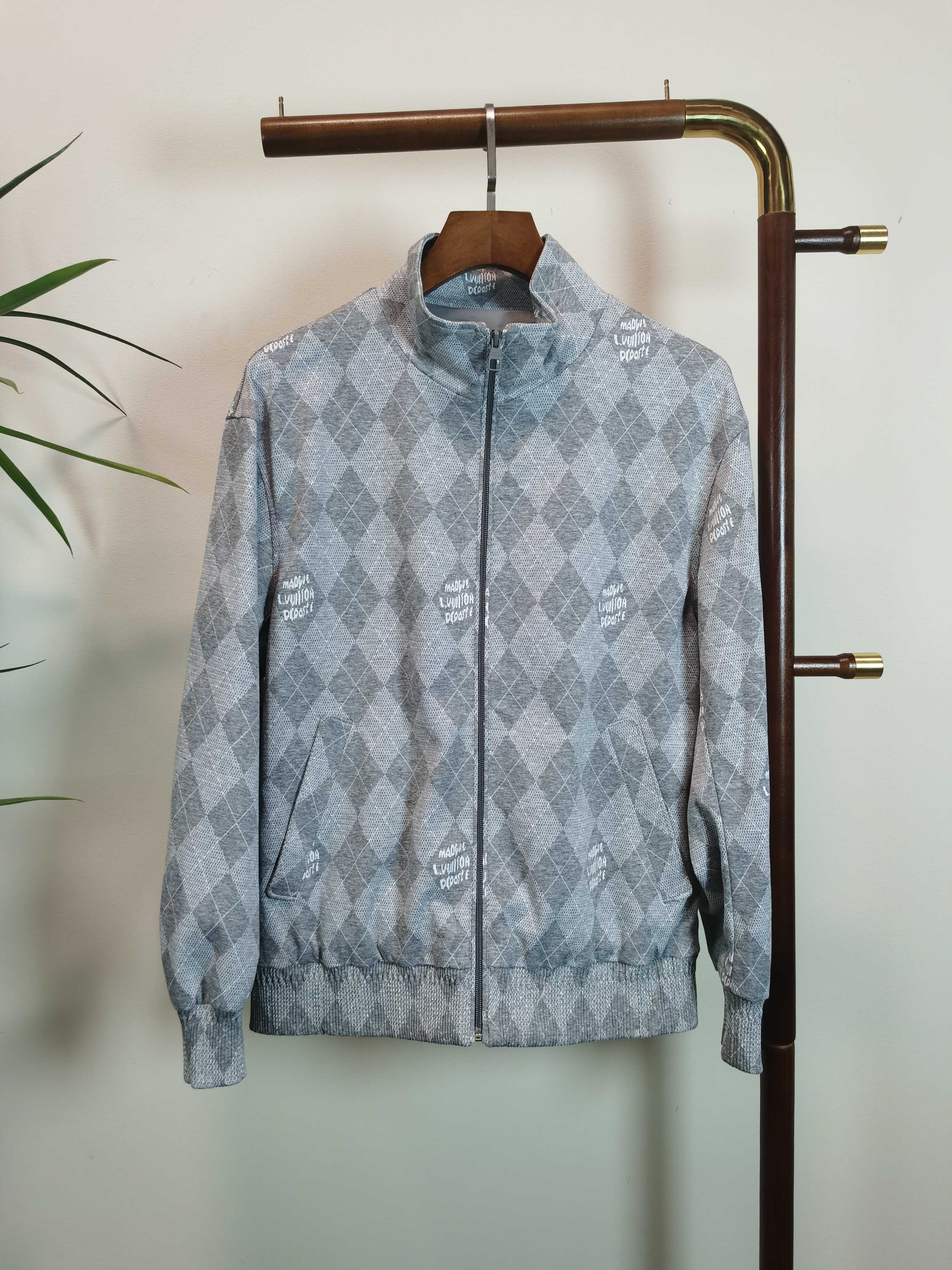 NO:547814,Counter [LV] Master made new casual jackets in autumn and winter!  The counter is synchronized. The details are exquisite and high-end, and the brand logo is full of high-end feeling. The custom fabric shows more youthful and energetic. Custom high-end fabrics are crisp and stylish on the upper body, comfortable and not tight. The custom metal logo zipper is very classy, ​​and the clean and neat tailoring is full of urban style. Just wear it. It is the first choice for high-end fashion and fashionable people. The upper body effect is super good!  Color gray Number of codes 48-56, louis vuitton,jackets & coats,alexander wang19860909专柜【LV】 大师制作 秋冬新款休闲外套！专柜同步.细节精致高级,品牌logo高级感满满.定织面料更显年轻活力,定制高端面料,上身挺括有型,舒适不紧绷.定制金属logo拉链非常有档次,干净利落的剪裁都市风十足,穿上心情就好,高端潮流时尚人士首选,上身效果超级好看！ 颜色灰色 码数48-56,,louis vuitton,jackets & coats,alexander wang,Men's clothing